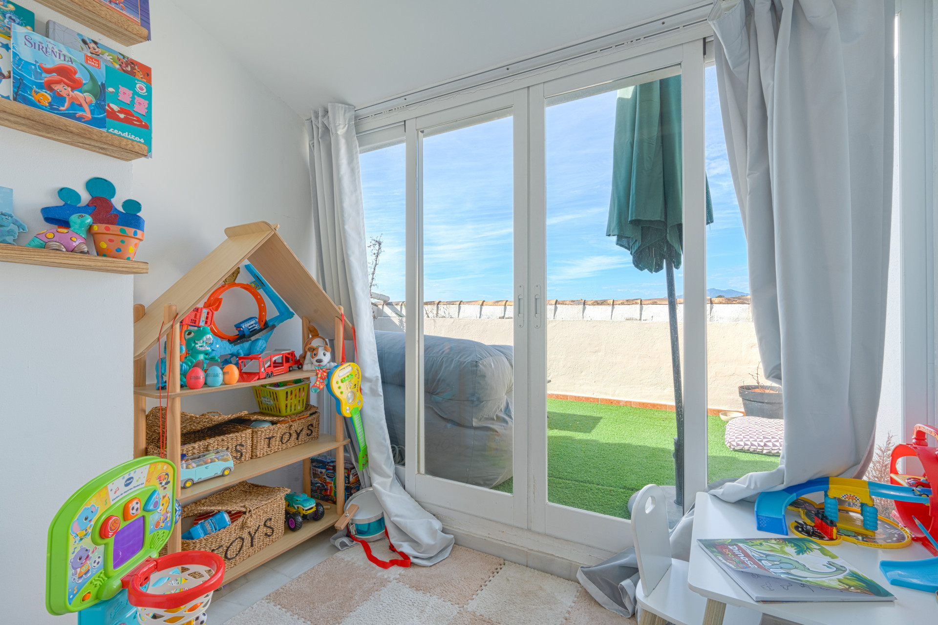 Elegant duplex penthouse just two minutes from the beach, in Marbella’s Golden Mile. Located in a gated community with 24h security, pool, and gardens.