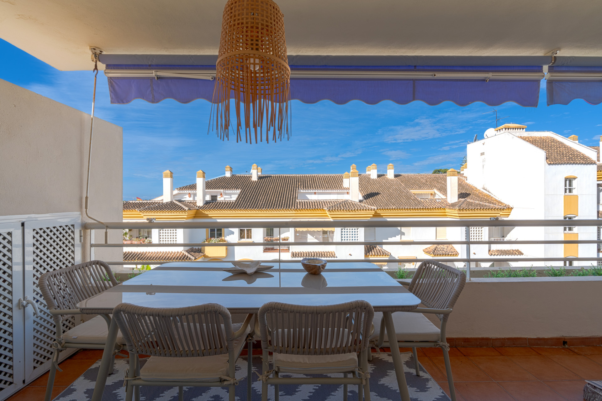 Elegant duplex penthouse just two minutes from the beach, in Marbella’s Golden Mile. Located in a gated community with 24h security, pool, and gardens.