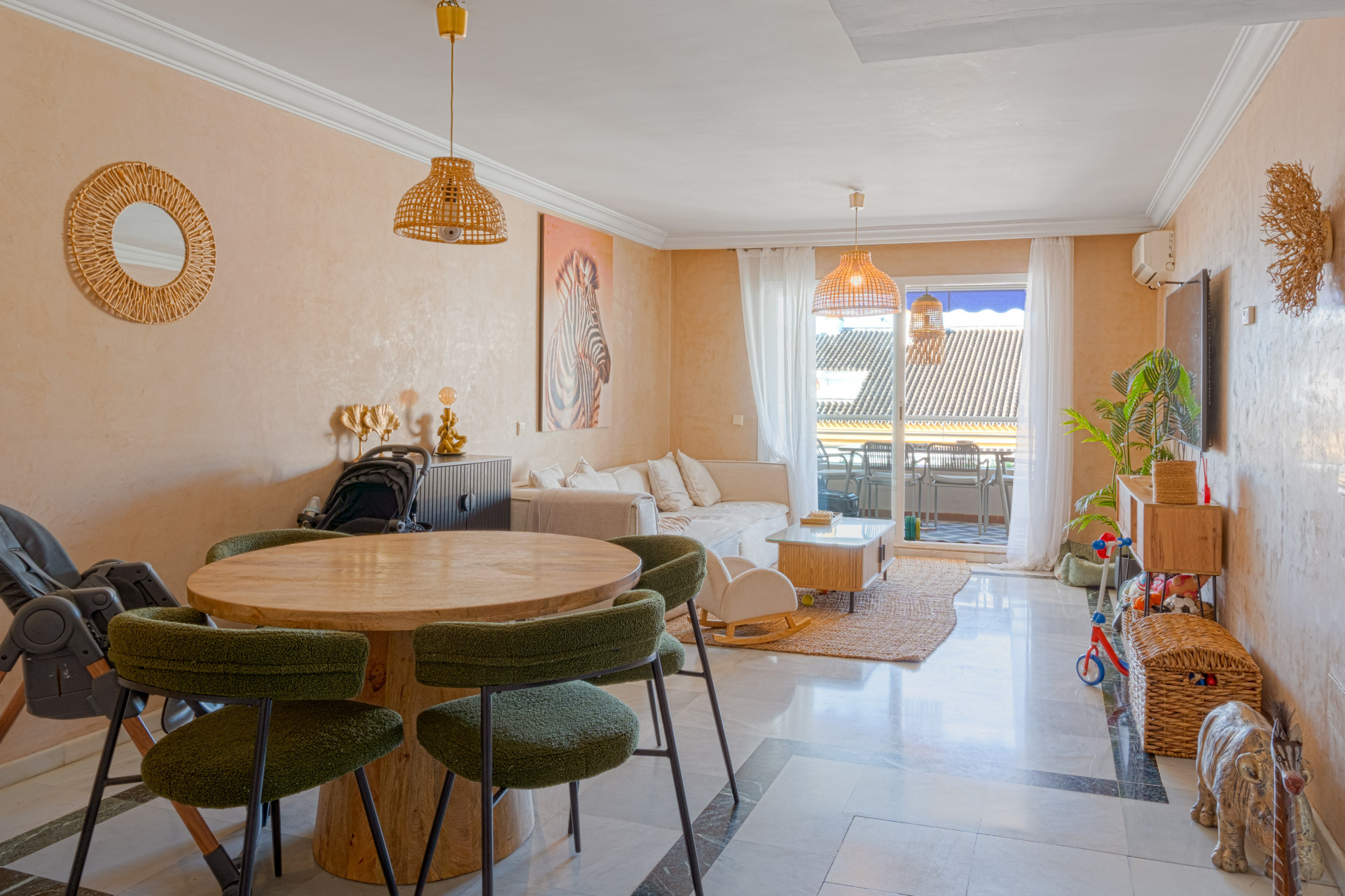 Elegant duplex penthouse just two minutes from the beach, in Marbella’s Golden Mile. Located in a gated community with 24h security, pool, and gardens.