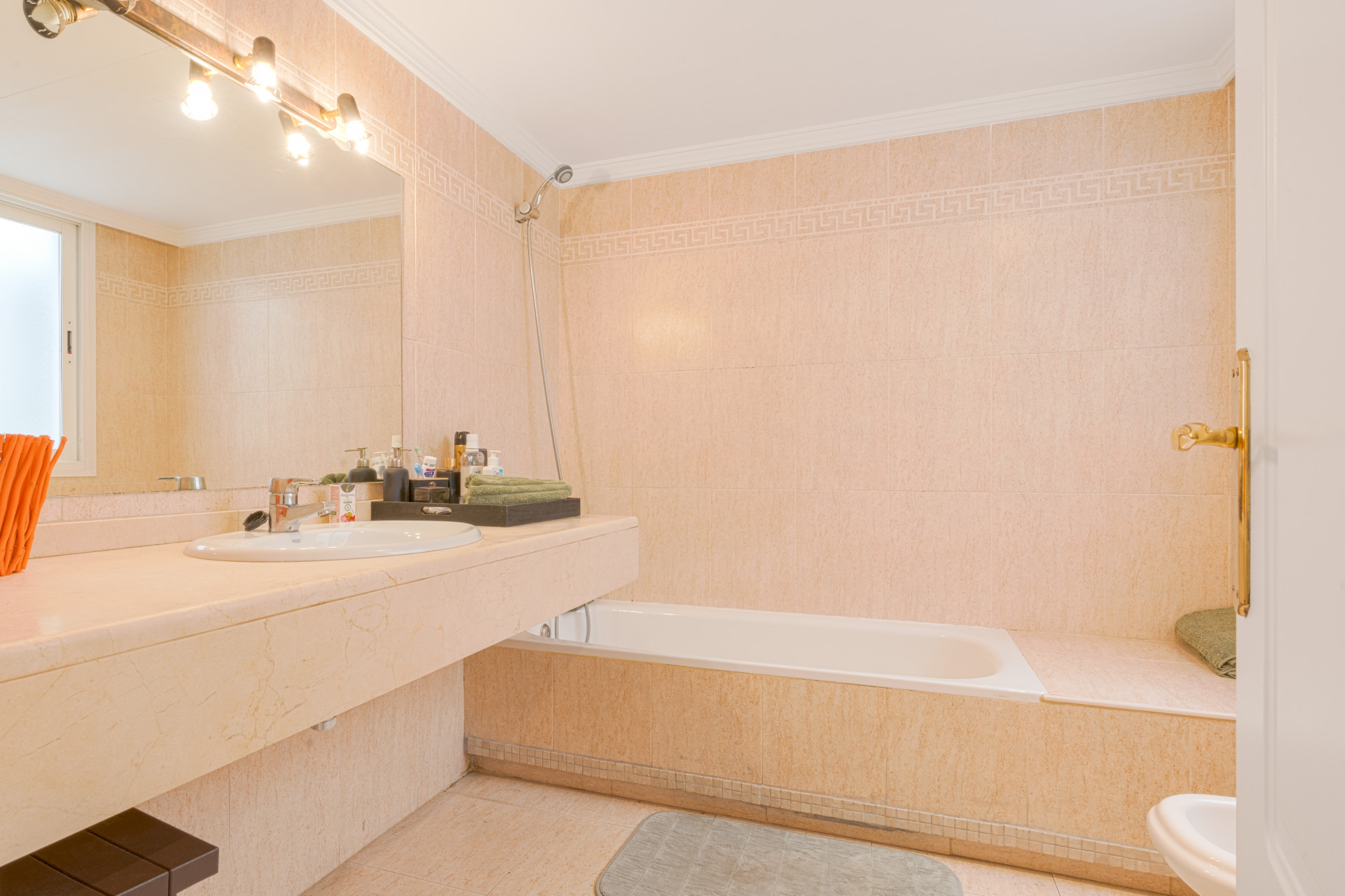 Elegant duplex penthouse just two minutes from the beach, in Marbella’s Golden Mile. Located in a gated community with 24h security, pool, and gardens.