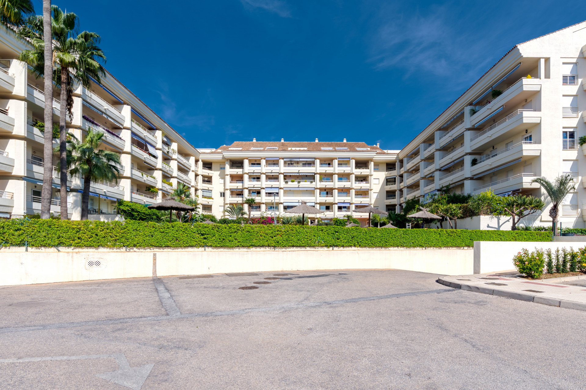 Elegant duplex penthouse just two minutes from the beach, in Marbella’s Golden Mile. Located in a gated community with 24h security, pool, and gardens.