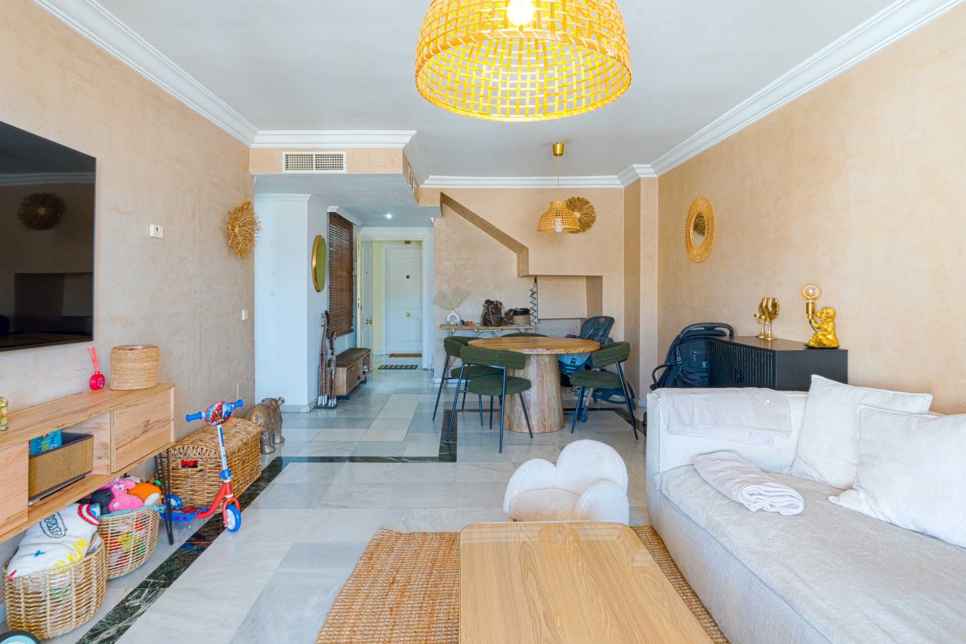 Elegant duplex penthouse just two minutes from the beach, in Marbella’s Golden Mile. Located in a gated community with 24h security, pool, and gardens.