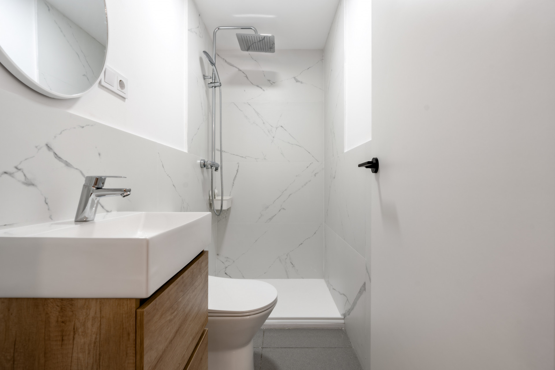 Private Studio Room in Marbella Center At CoLiving Marbella, we offer a studio-style room with a private bathroom and kitchen on Avenida Ricardo Soriano, right in the heart of Marbella. It accommodates a maximum of 2 people and comes fully equipped.