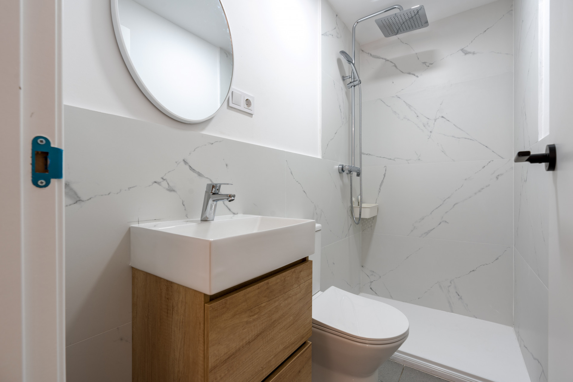 Private Studio Room in Marbella Center At CoLiving Marbella, we offer a studio-style room with a private bathroom and kitchen on Avenida Ricardo Soriano, right in the heart of Marbella. It accommodates a maximum of 2 people and comes fully equipped.