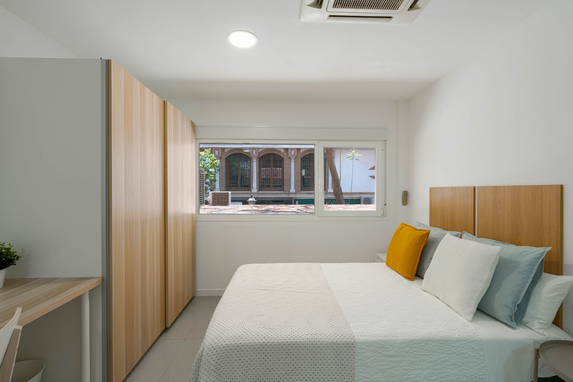 Private Studio Room in Marbella Center At CoLiving Marbella, we offer a studio-style room with a private bathroom and kitchen on Avenida Ricardo Soriano, right in the heart of Marbella. It accommodates a maximum of 2 people and comes fully equipped.