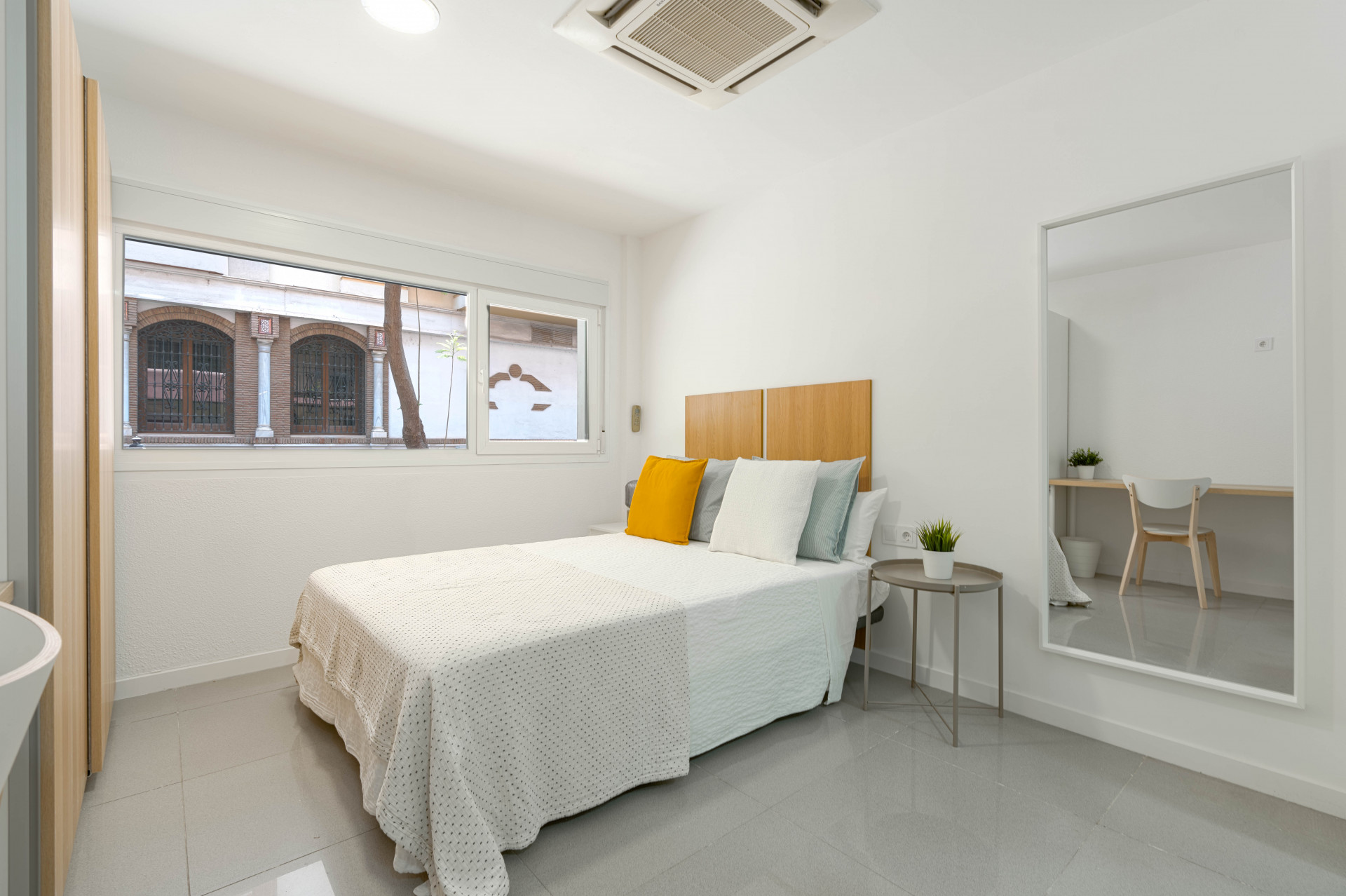 Private Studio Room in Marbella Center At CoLiving Marbella, we offer a studio-style room with a private bathroom and kitchen on Avenida Ricardo Soriano, right in the heart of Marbella. It accommodates a maximum of 2 people and comes fully equipped.