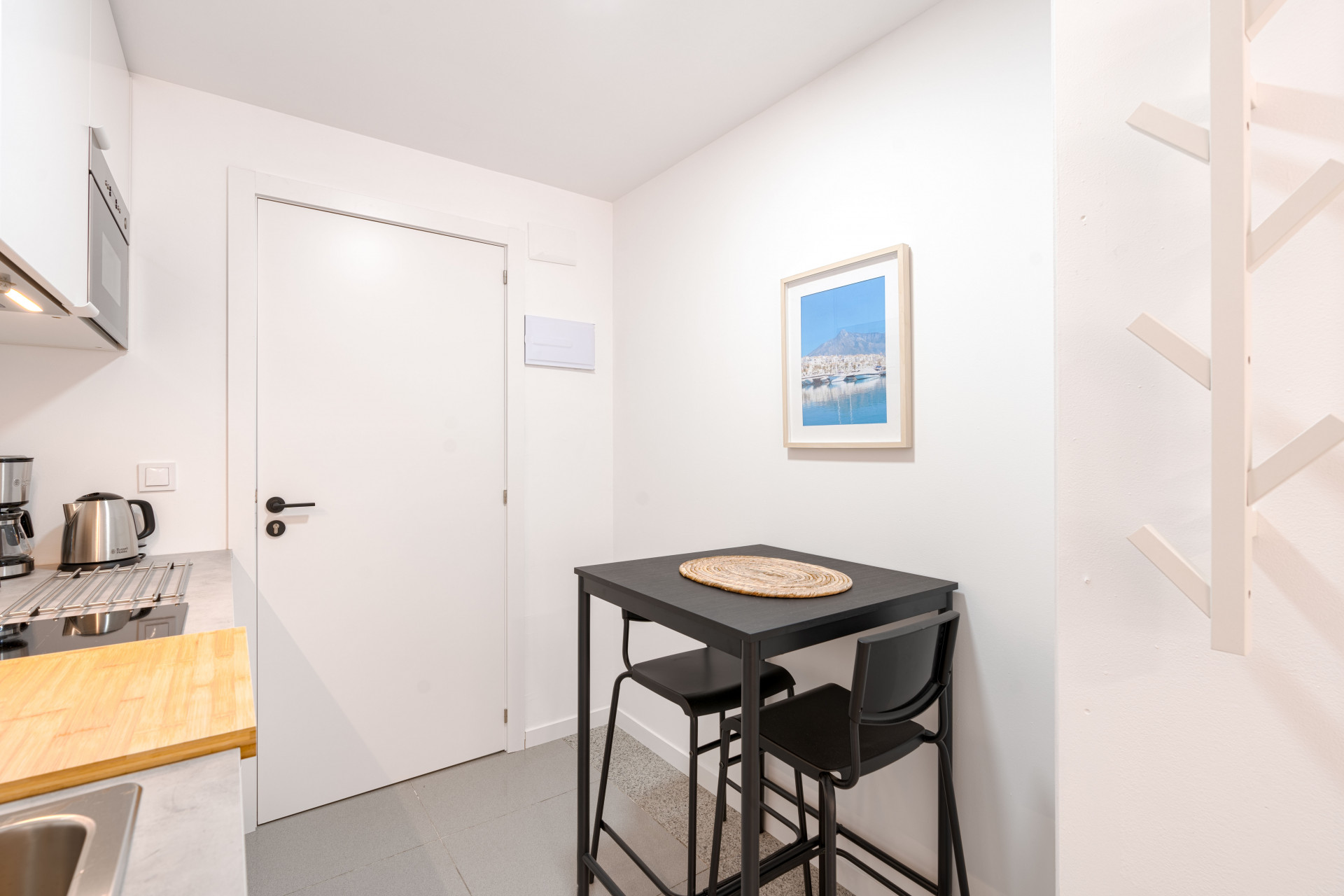 Private Studio Room in Marbella Center At CoLiving Marbella, we offer a studio-style room with a private bathroom and kitchen on Avenida Ricardo Soriano, right in the heart of Marbella. It accommodates a maximum of 2 people and comes fully equipped.
