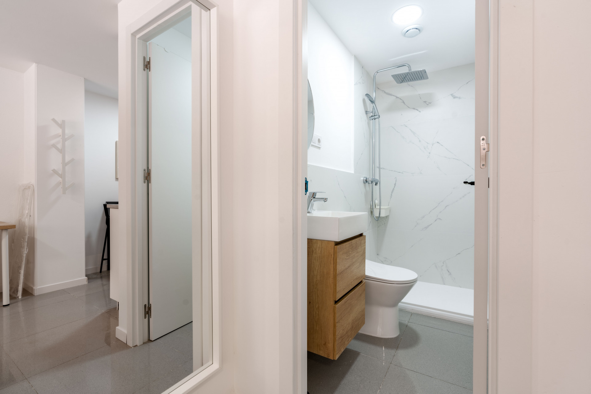 Private Studio Room in Marbella Center At CoLiving Marbella, we offer a studio-style room with a private bathroom and kitchen on Avenida Ricardo Soriano, right in the heart of Marbella. It accommodates a maximum of 2 people and comes fully equipped.