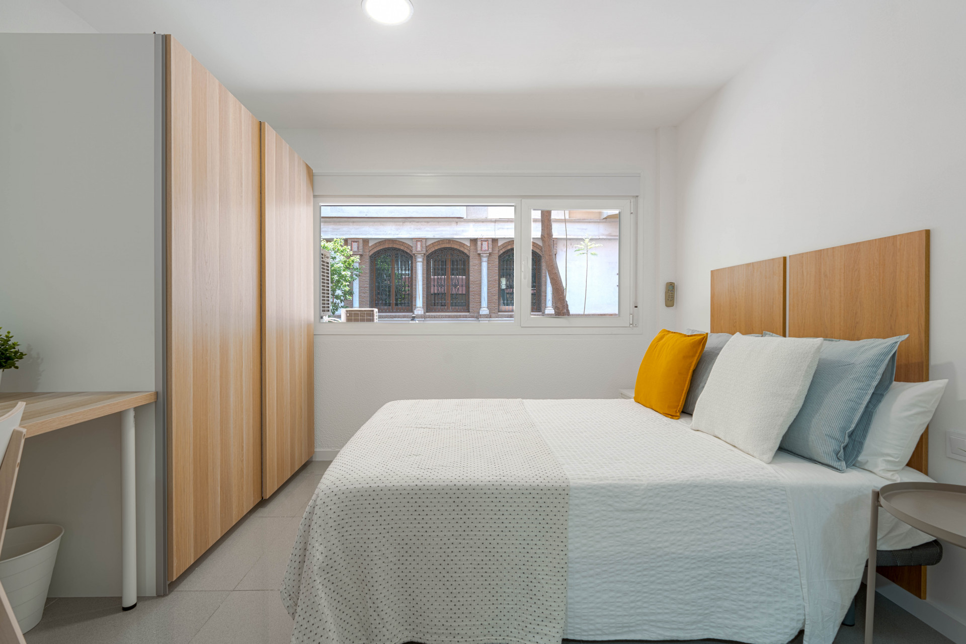 Private Studio Room in Marbella Center At CoLiving Marbella, we offer a studio-style room with a private bathroom and kitchen on Avenida Ricardo Soriano, right in the heart of Marbella. It accommodates a maximum of 2 people and comes fully equipped.