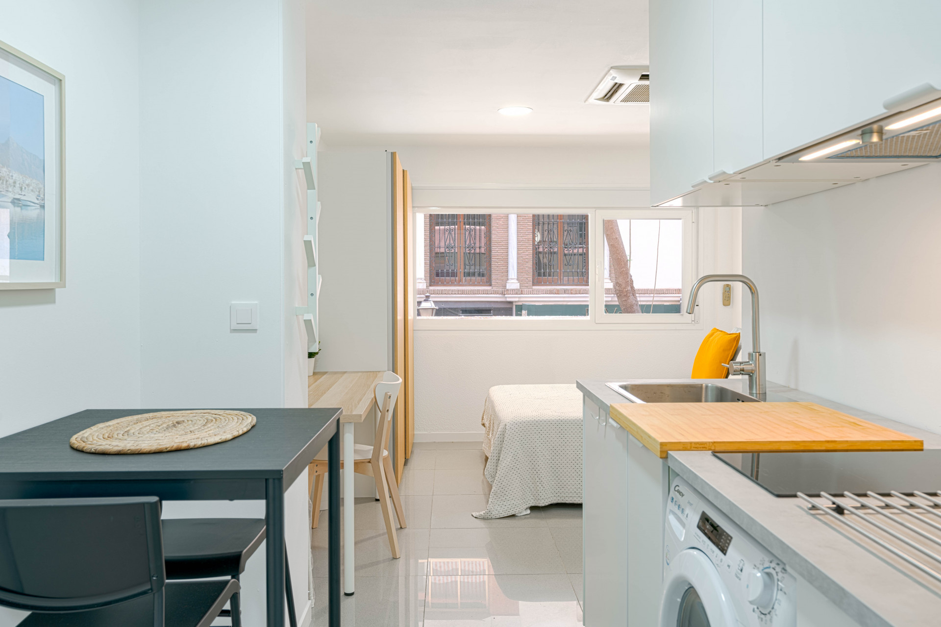 Private Studio Room in Marbella Center At CoLiving Marbella, we offer a studio-style room with a private bathroom and kitchen on Avenida Ricardo Soriano, right in the heart of Marbella. It accommodates a maximum of 2 people and comes fully equipped.