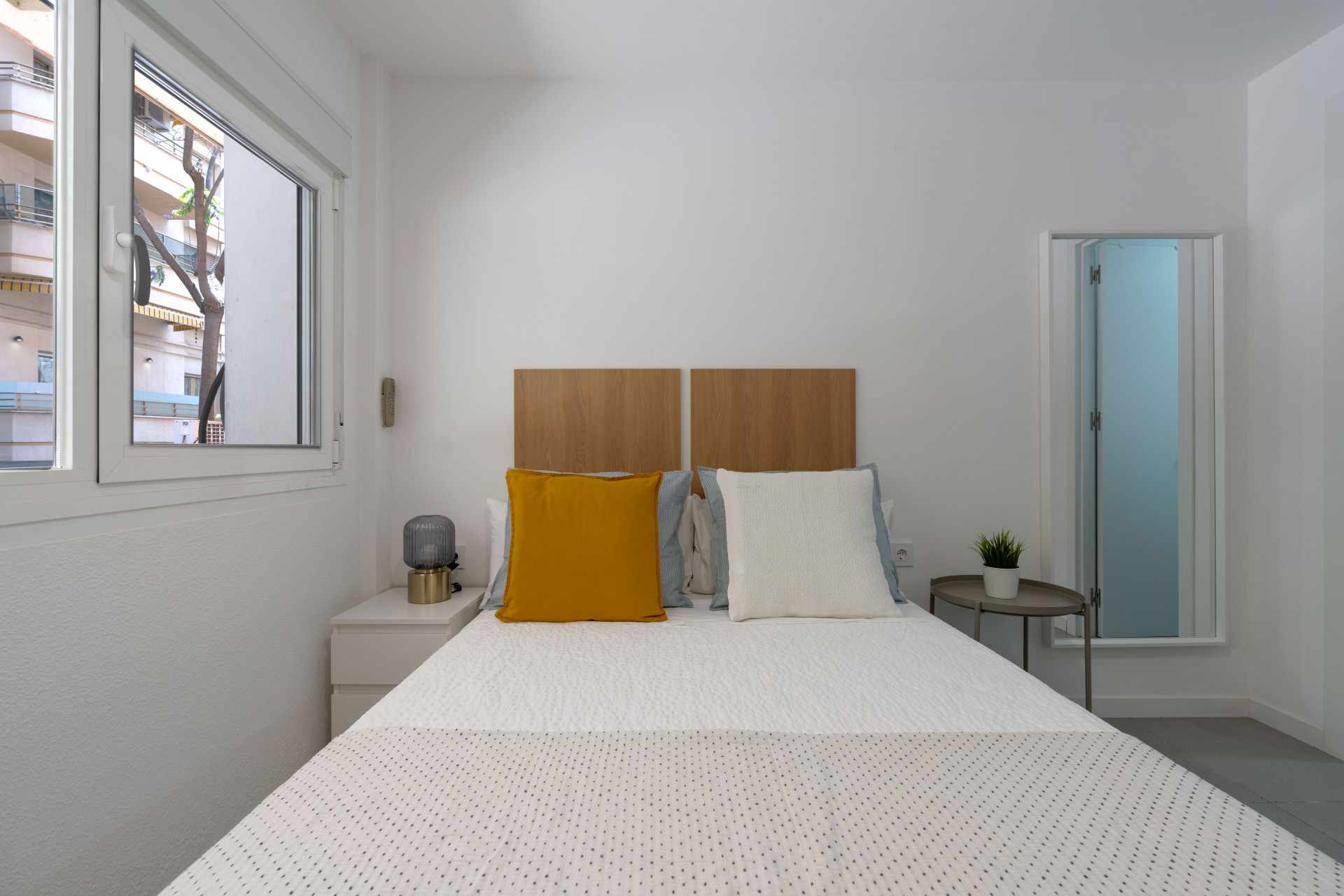 Private Studio Room in Marbella Center At CoLiving Marbella, we offer a studio-style room with a private bathroom and kitchen on Avenida Ricardo Soriano, right in the heart of Marbella. It accommodates a maximum of 2 people and comes fully equipped.