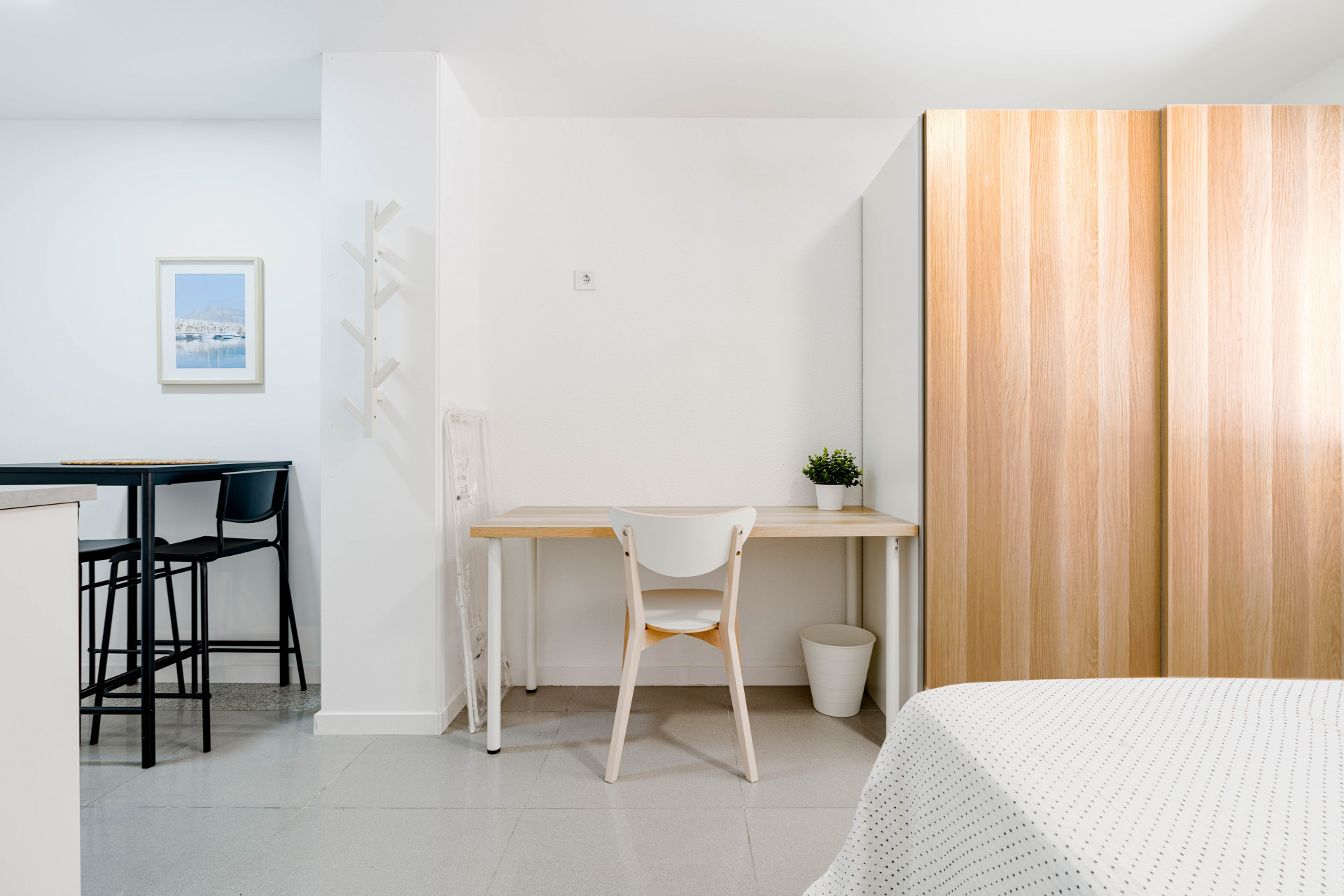 Private Studio Room in Marbella Center At CoLiving Marbella, we offer a studio-style room with a private bathroom and kitchen on Avenida Ricardo Soriano, right in the heart of Marbella. It accommodates a maximum of 2 people and comes fully equipped.
