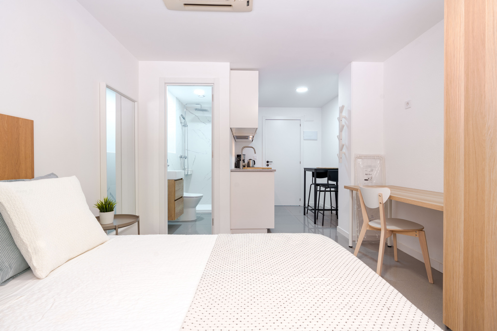 Private Studio Room in Marbella Center At CoLiving Marbella, we offer a studio-style room with a private bathroom and kitchen on Avenida Ricardo Soriano, right in the heart of Marbella. It accommodates a maximum of 2 people and comes fully equipped.