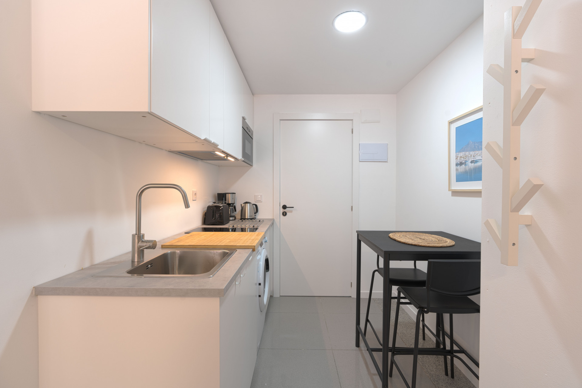 Private Studio Room in Marbella Center At CoLiving Marbella, we offer a studio-style room with a private bathroom and kitchen on Avenida Ricardo Soriano, right in the heart of Marbella. It accommodates a maximum of 2 people and comes fully equipped.