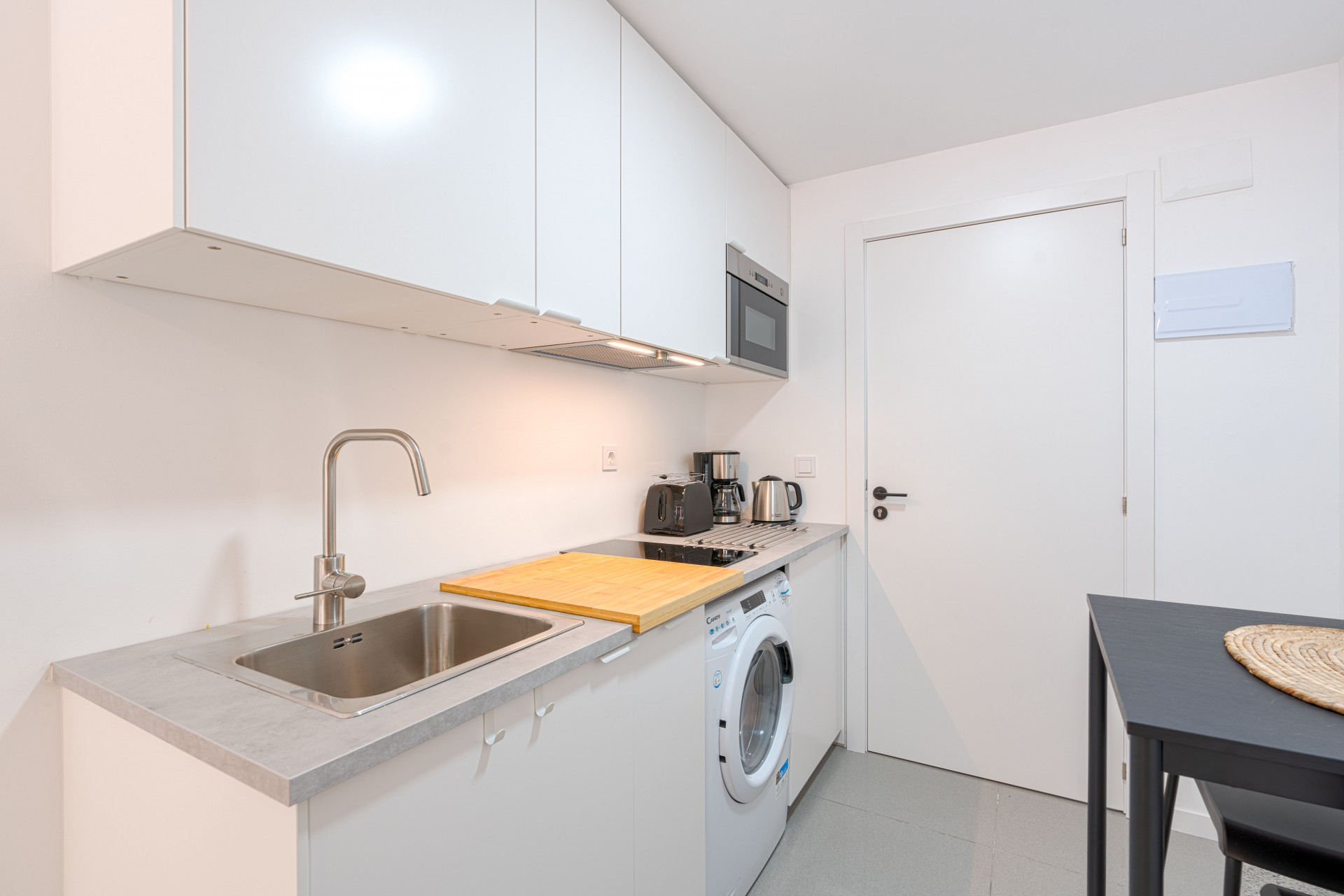 Private Studio Room in Marbella Center At CoLiving Marbella, we offer a studio-style room with a private bathroom and kitchen on Avenida Ricardo Soriano, right in the heart of Marbella. It accommodates a maximum of 2 people and comes fully equipped.