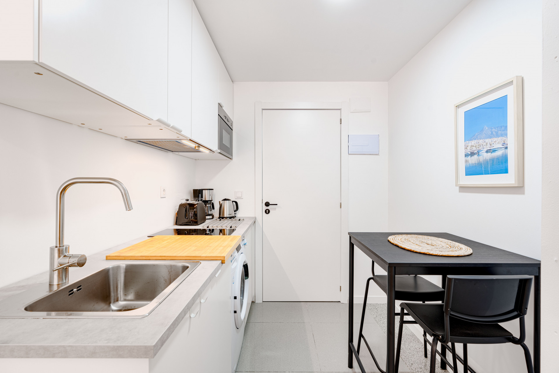 Private Studio Room in Marbella Center At CoLiving Marbella, we offer a studio-style room with a private bathroom and kitchen on Avenida Ricardo Soriano, right in the heart of Marbella. It accommodates a maximum of 2 people and comes fully equipped.
