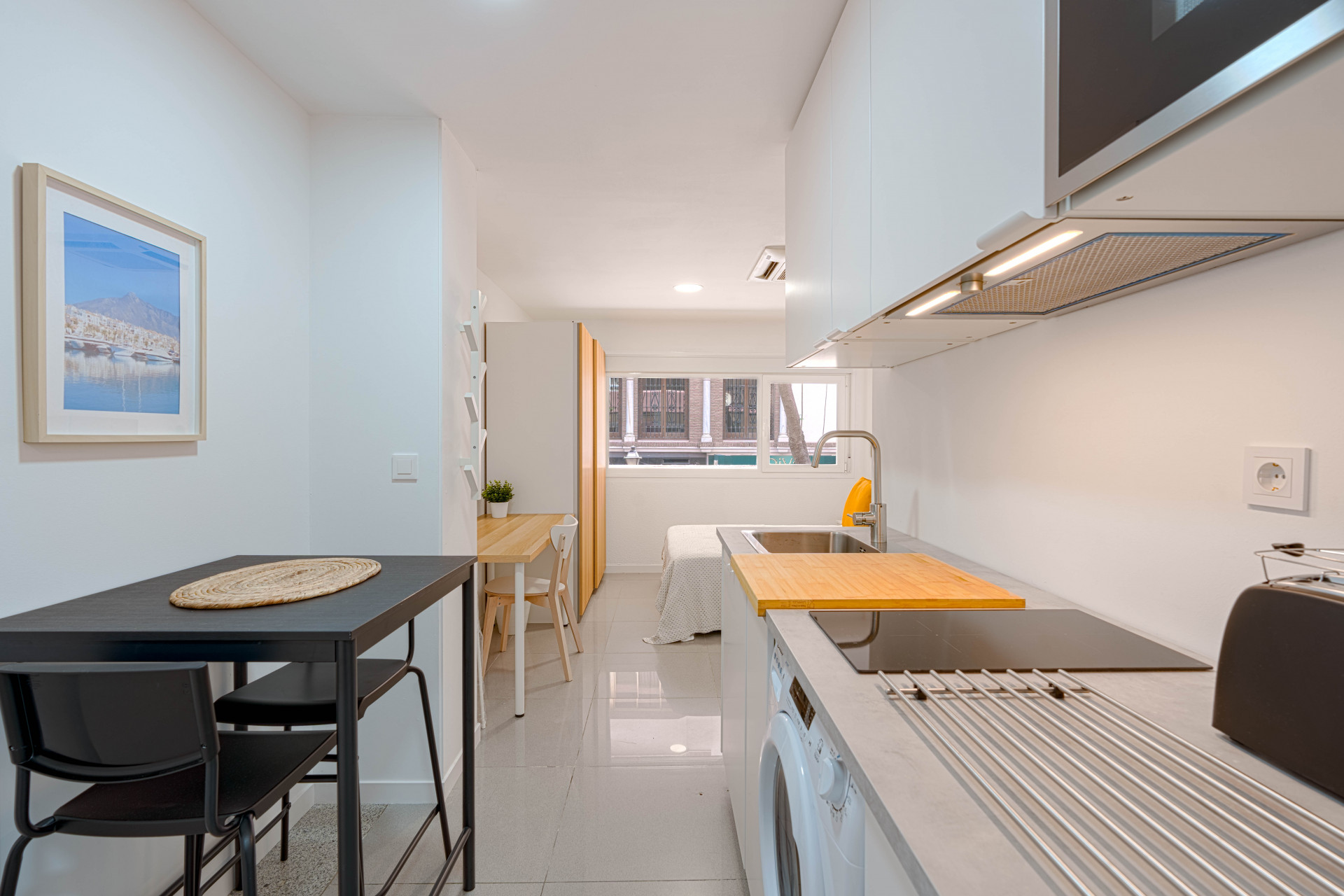 Private Studio Room in Marbella Center At CoLiving Marbella, we offer a studio-style room with a private bathroom and kitchen on Avenida Ricardo Soriano, right in the heart of Marbella. It accommodates a maximum of 2 people and comes fully equipped.