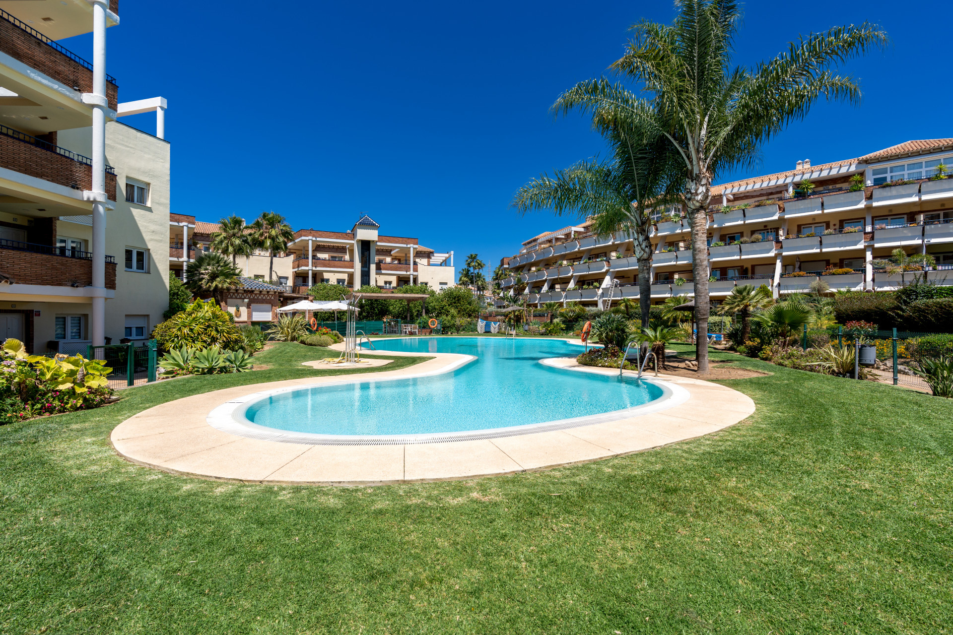 Elegant 2-bedroom apartment in La Cala de Mijas with sea views. Bright living room with open kitchen and breakfast area, sunny terrace with open sea views, master bedroom with en-suite, second bathroom, built-in wardrobes.