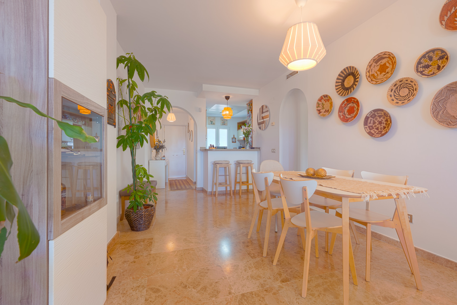 Elegant 2-bedroom apartment in La Cala de Mijas with sea views. Bright living room with open kitchen and breakfast area, sunny terrace with open sea views, master bedroom with en-suite, second bathroom, built-in wardrobes.