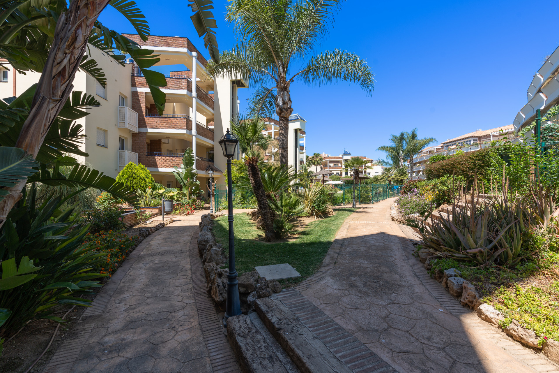 Elegant 2-bedroom apartment in La Cala de Mijas with sea views. Bright living room with open kitchen and breakfast area, sunny terrace with open sea views, master bedroom with en-suite, second bathroom, built-in wardrobes.