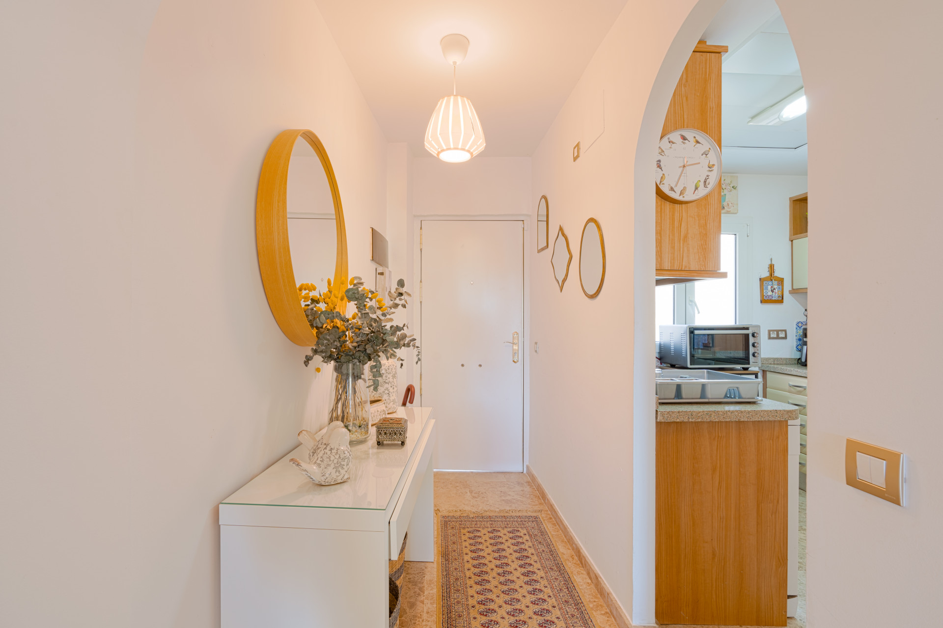 Elegant 2-bedroom apartment in La Cala de Mijas with sea views. Bright living room with open kitchen and breakfast area, sunny terrace with open sea views, master bedroom with en-suite, second bathroom, built-in wardrobes.