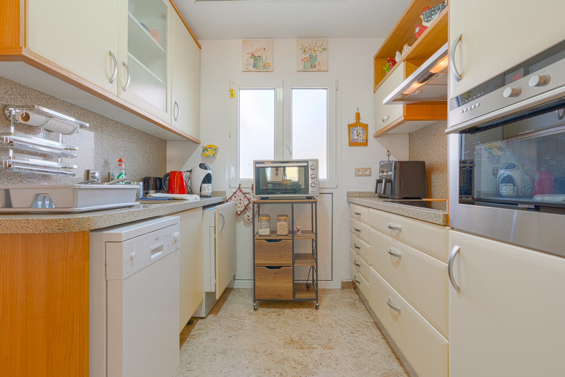 Elegant 2-bedroom apartment in La Cala de Mijas with sea views. Bright living room with open kitchen and breakfast area, sunny terrace with open sea views, master bedroom with en-suite, second bathroom, built-in wardrobes.