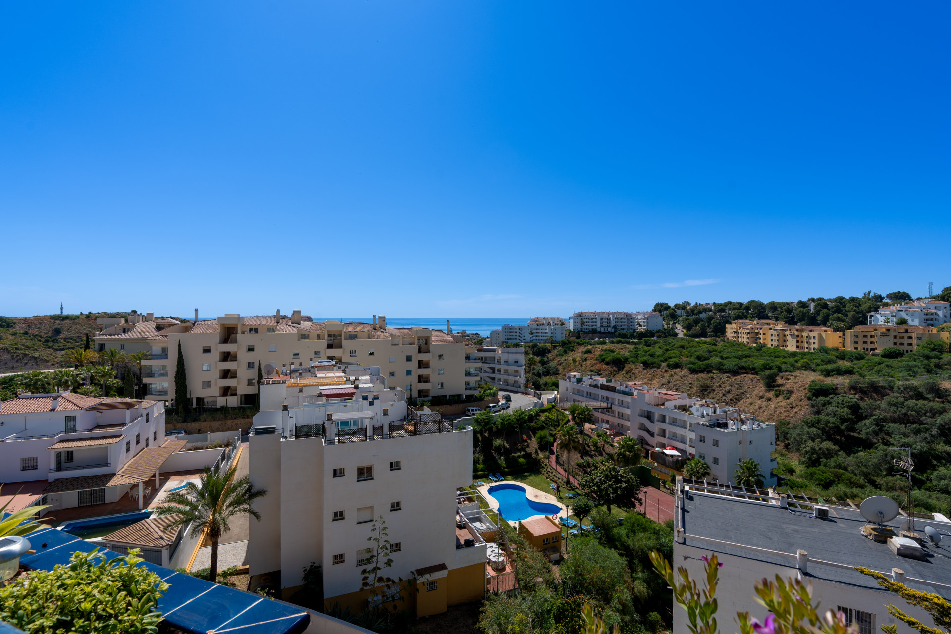 Elegant 2-bedroom apartment in La Cala de Mijas with sea views. Bright living room with open kitchen and breakfast area, sunny terrace with open sea views, master bedroom with en-suite, second bathroom, built-in wardrobes.