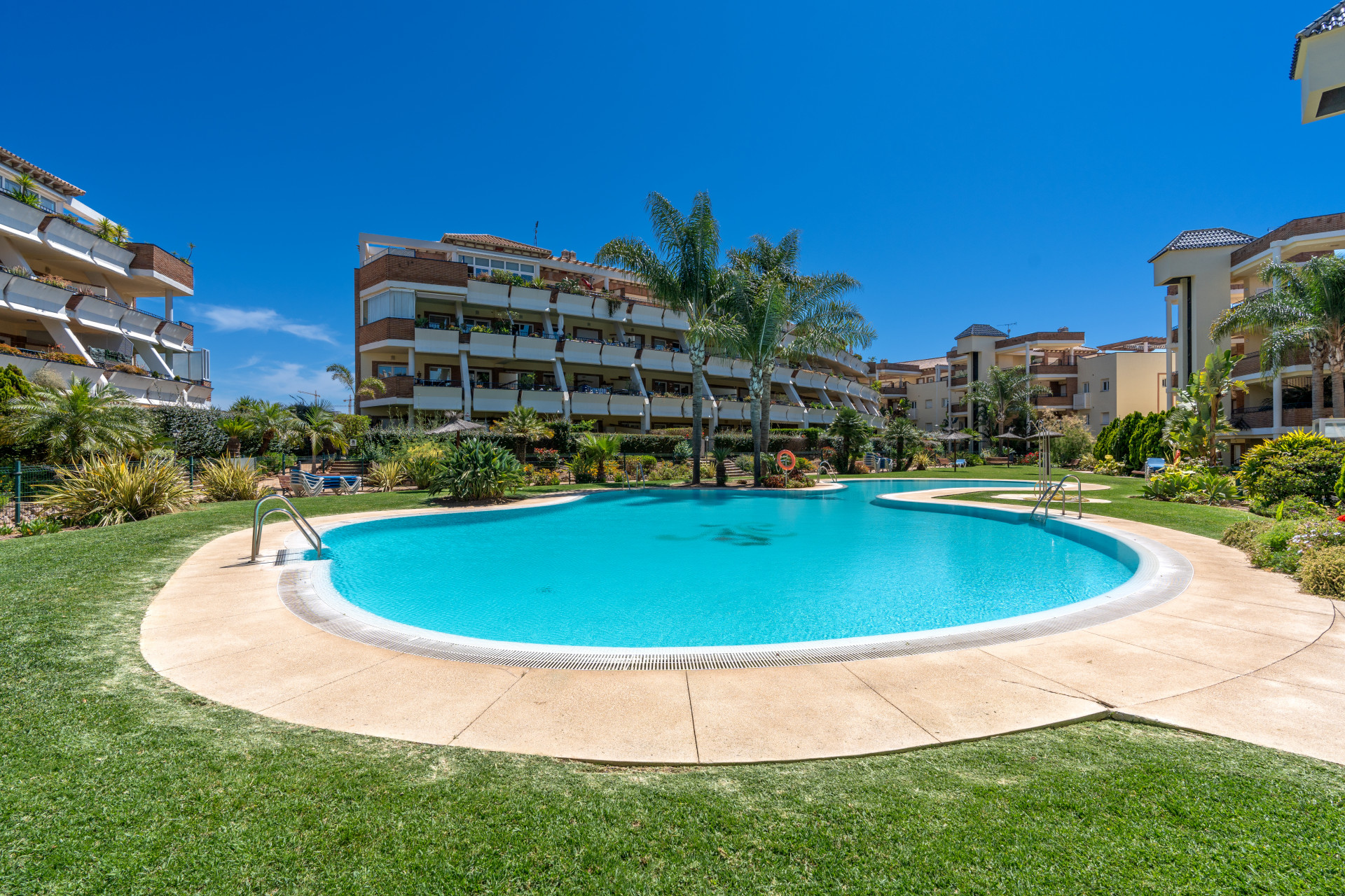 Elegant 2-bedroom apartment in La Cala de Mijas with sea views. Bright living room with open kitchen and breakfast area, sunny terrace with open sea views, master bedroom with en-suite, second bathroom, built-in wardrobes.