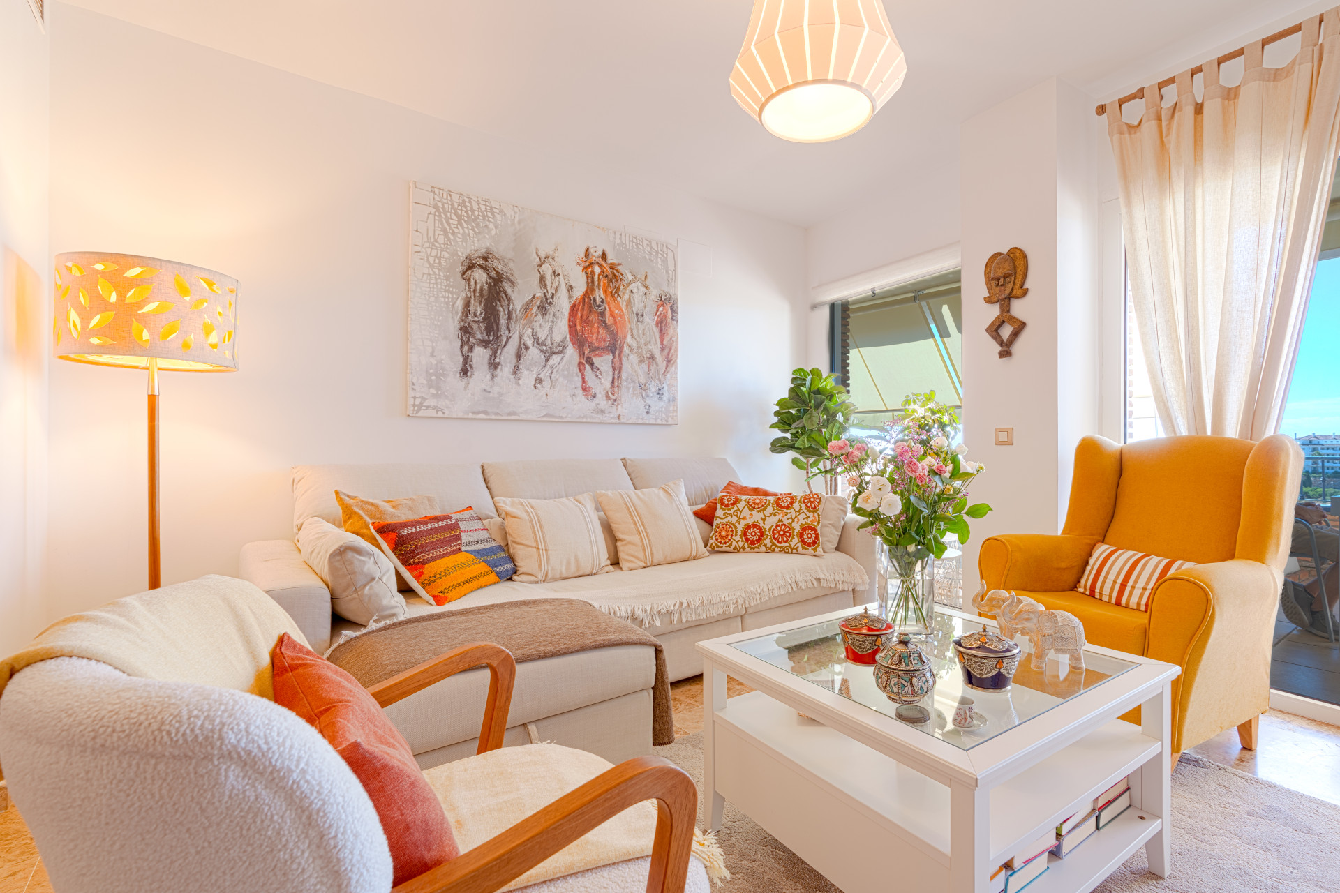 Elegant 2-bedroom apartment in La Cala de Mijas with sea views. Bright living room with open kitchen and breakfast area, sunny terrace with open sea views, master bedroom with en-suite, second bathroom, built-in wardrobes.