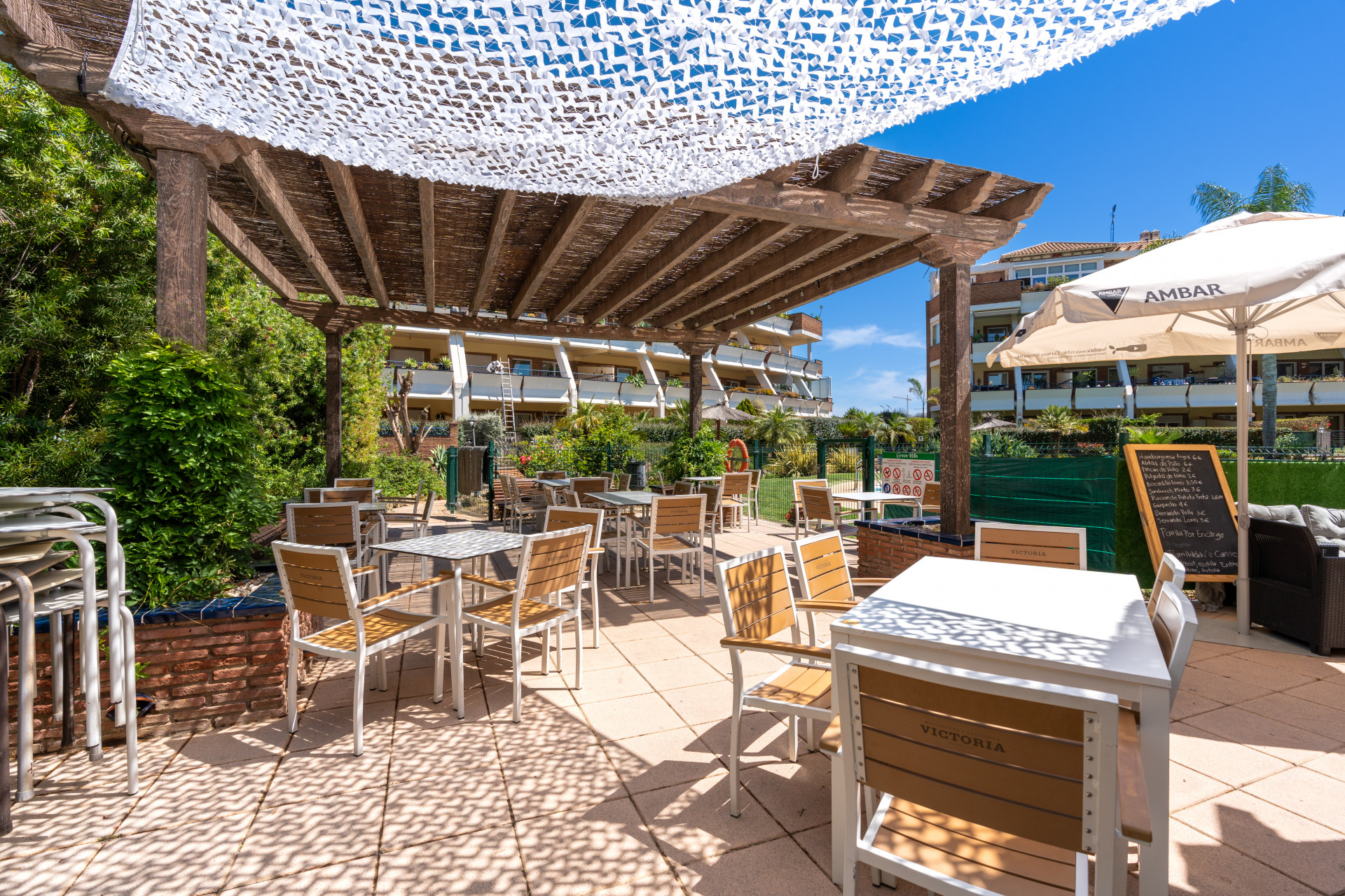 Elegant 2-bedroom apartment in La Cala de Mijas with sea views. Bright living room with open kitchen and breakfast area, sunny terrace with open sea views, master bedroom with en-suite, second bathroom, built-in wardrobes.