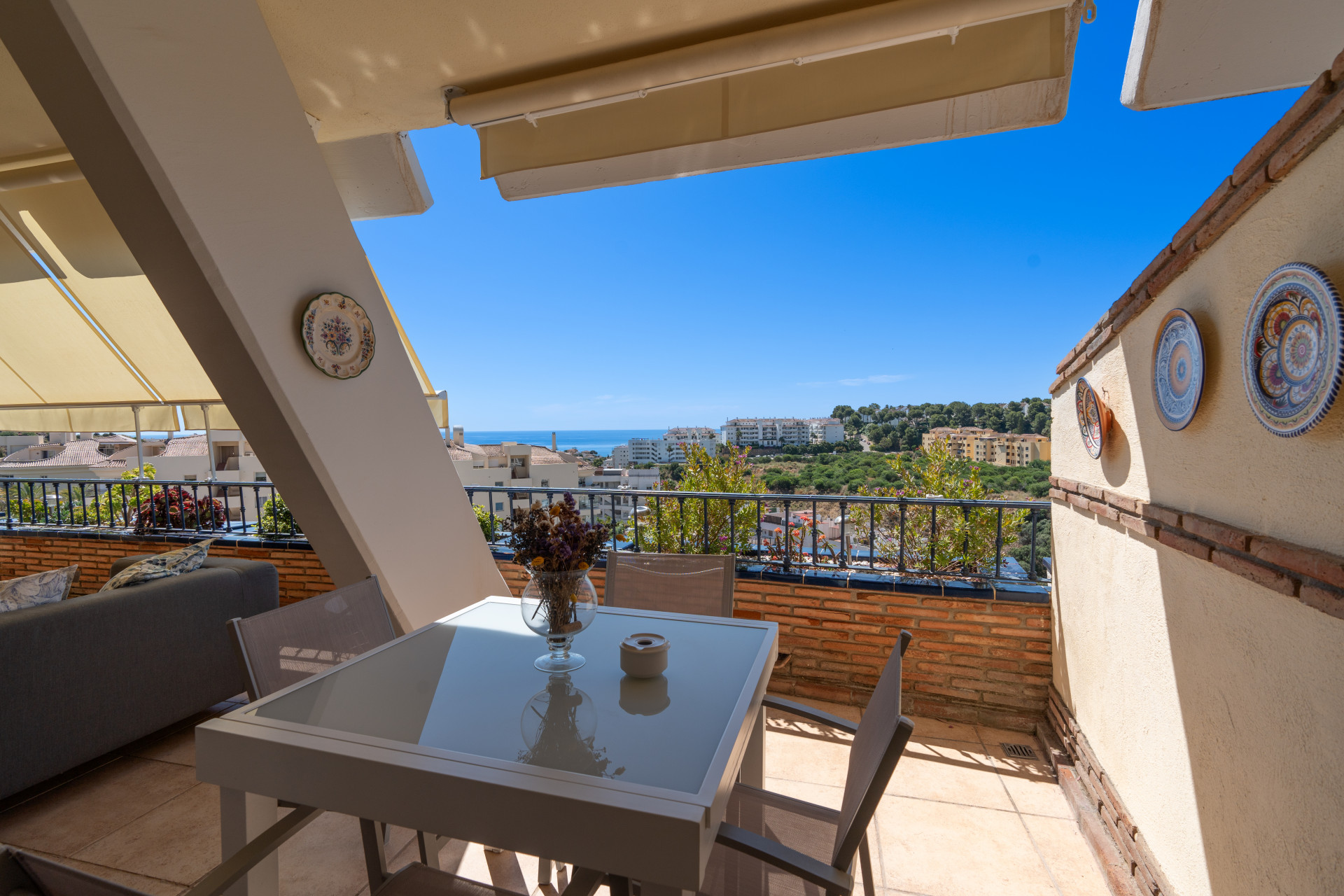 Elegant 2-bedroom apartment in La Cala de Mijas with sea views. Bright living room with open kitchen and breakfast area, sunny terrace with open sea views, master bedroom with en-suite, second bathroom, built-in wardrobes.