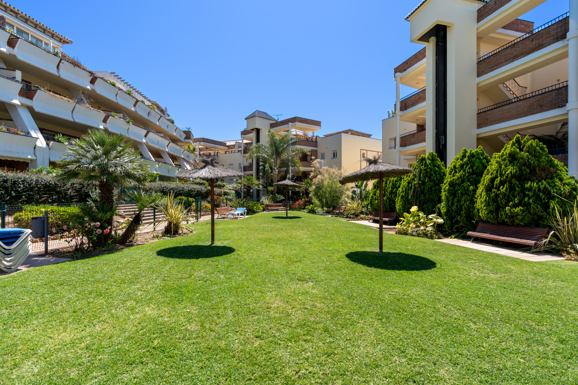 Elegant 2-bedroom apartment in La Cala de Mijas with sea views. Bright living room with open kitchen and breakfast area, sunny terrace with open sea views, master bedroom with en-suite, second bathroom, built-in wardrobes.