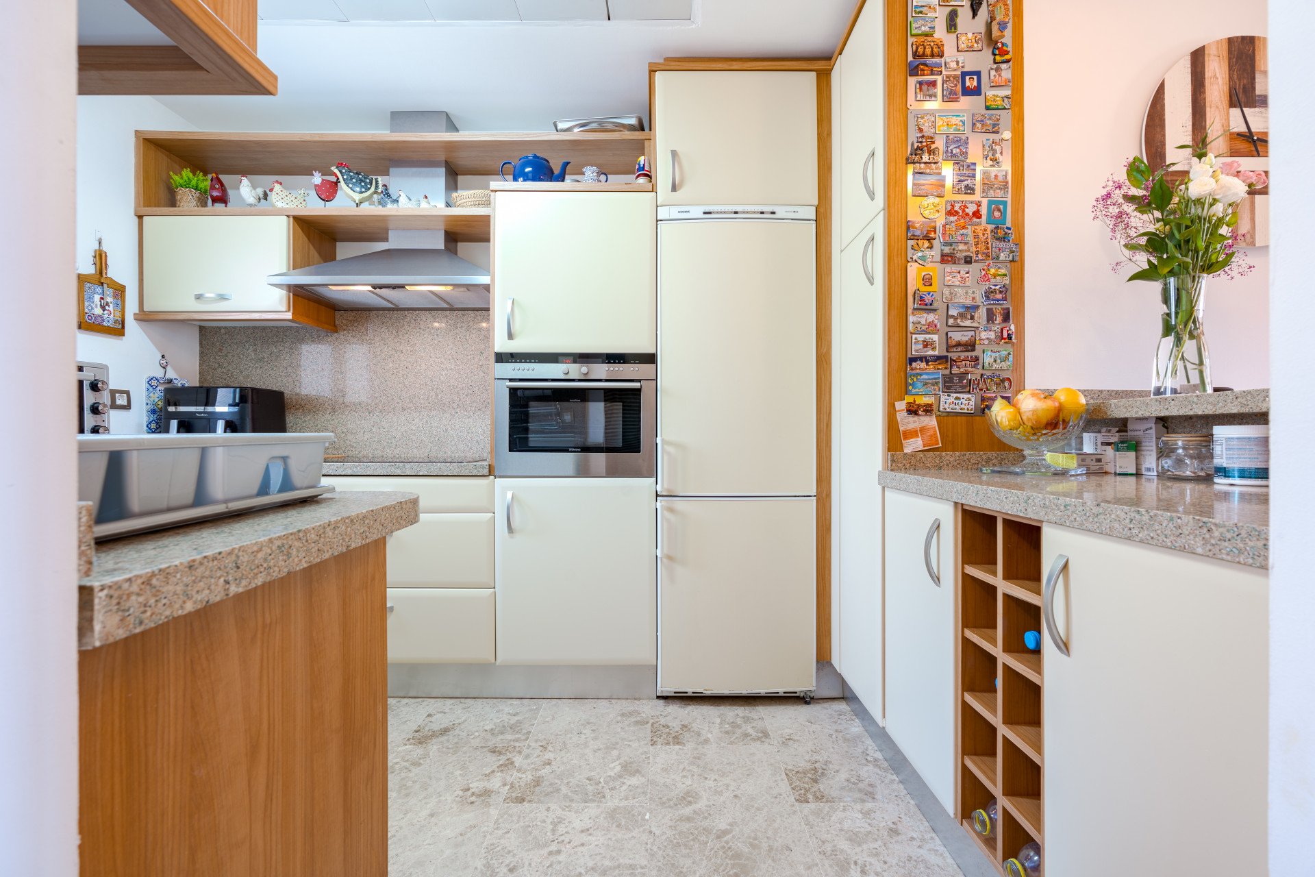 Elegant 2-bedroom apartment in La Cala de Mijas with sea views. Bright living room with open kitchen and breakfast area, sunny terrace with open sea views, master bedroom with en-suite, second bathroom, built-in wardrobes.