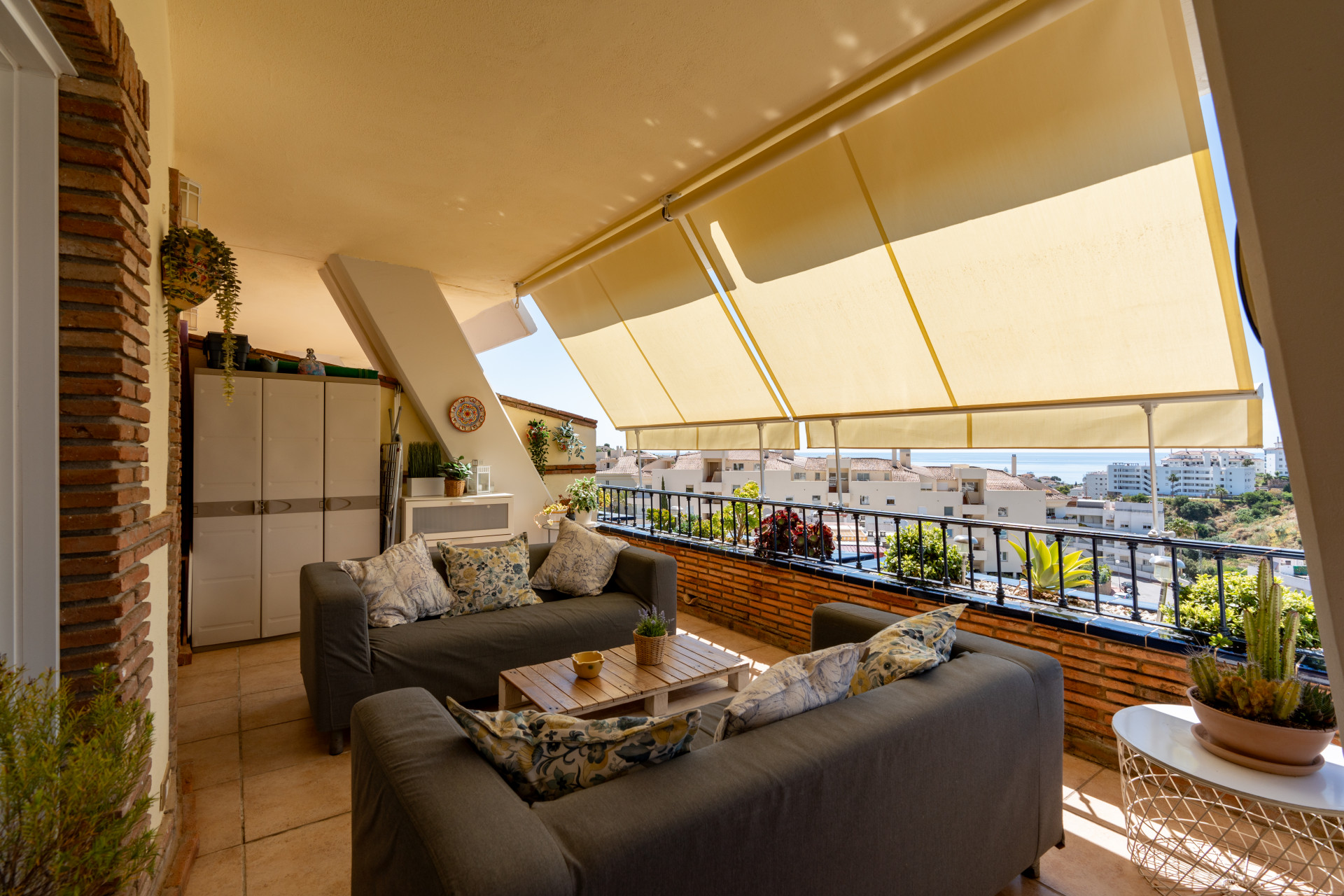 Elegant 2-bedroom apartment in La Cala de Mijas with sea views. Bright living room with open kitchen and breakfast area, sunny terrace with open sea views, master bedroom with en-suite, second bathroom, built-in wardrobes.