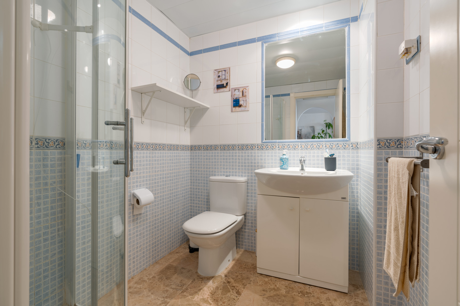 Elegant 2-bedroom apartment in La Cala de Mijas with sea views. Bright living room with open kitchen and breakfast area, sunny terrace with open sea views, master bedroom with en-suite, second bathroom, built-in wardrobes.