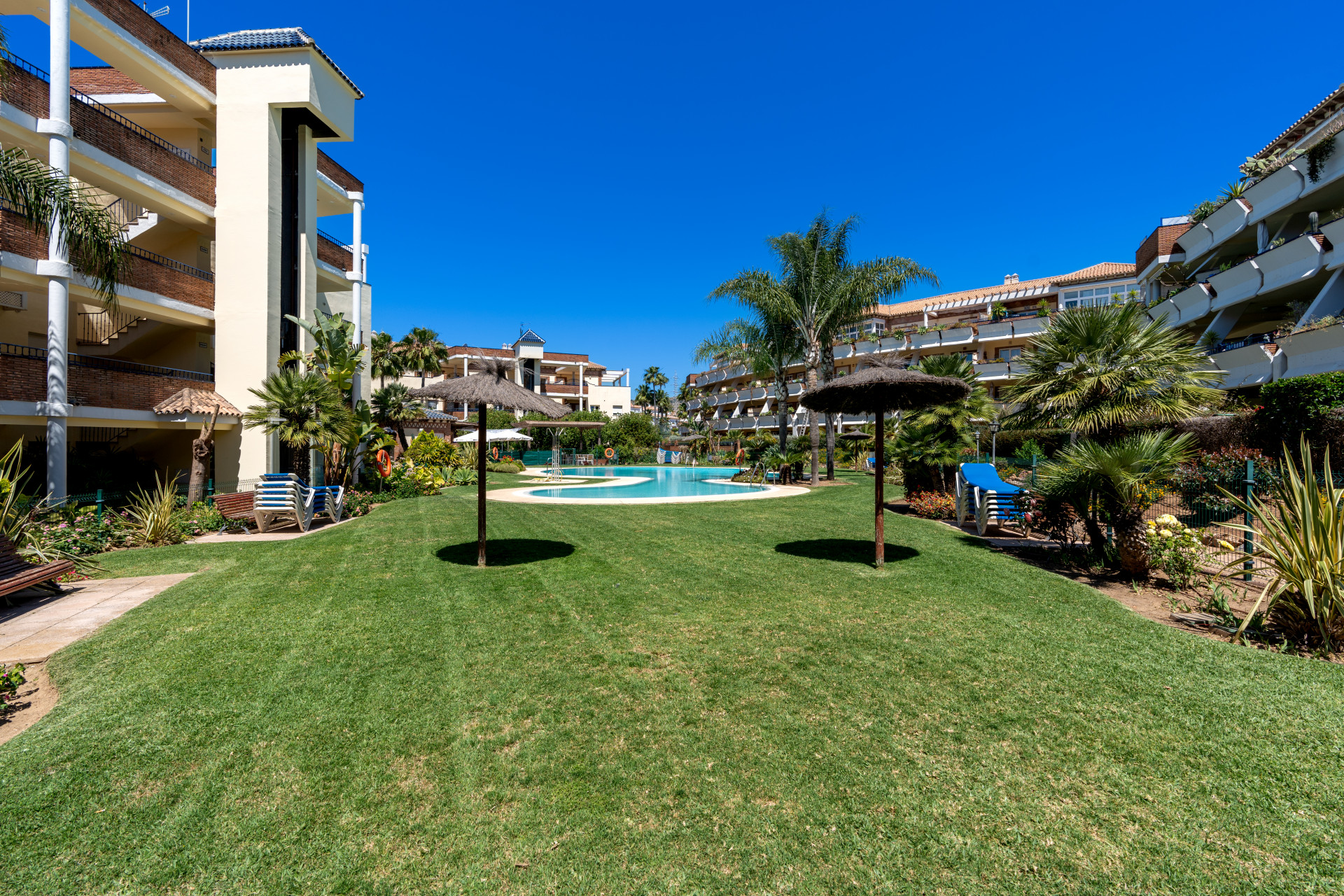 Elegant 2-bedroom apartment in La Cala de Mijas with sea views. Bright living room with open kitchen and breakfast area, sunny terrace with open sea views, master bedroom with en-suite, second bathroom, built-in wardrobes.