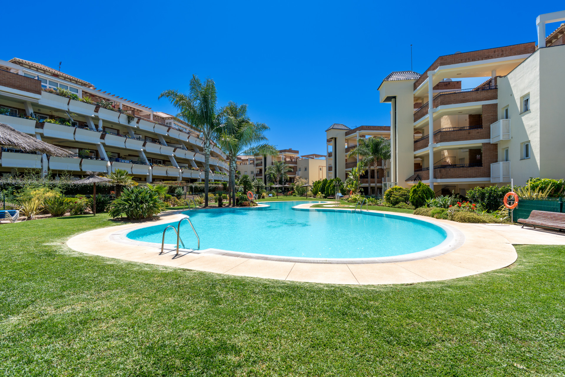 Elegant 2-bedroom apartment in La Cala de Mijas with sea views. Bright living room with open kitchen and breakfast area, sunny terrace with open sea views, master bedroom with en-suite, second bathroom, built-in wardrobes.