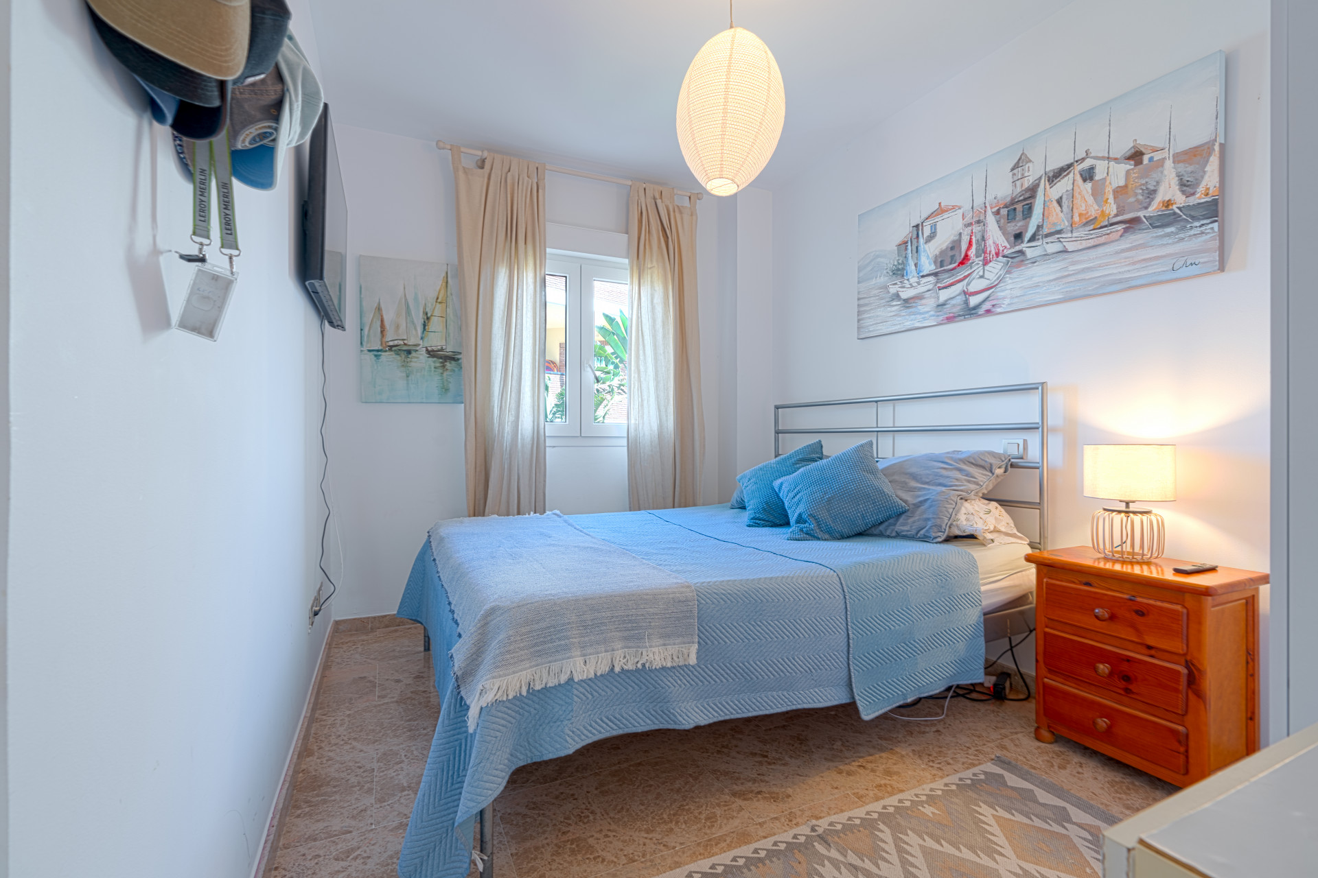 Elegant 2-bedroom apartment in La Cala de Mijas with sea views. Bright living room with open kitchen and breakfast area, sunny terrace with open sea views, master bedroom with en-suite, second bathroom, built-in wardrobes.