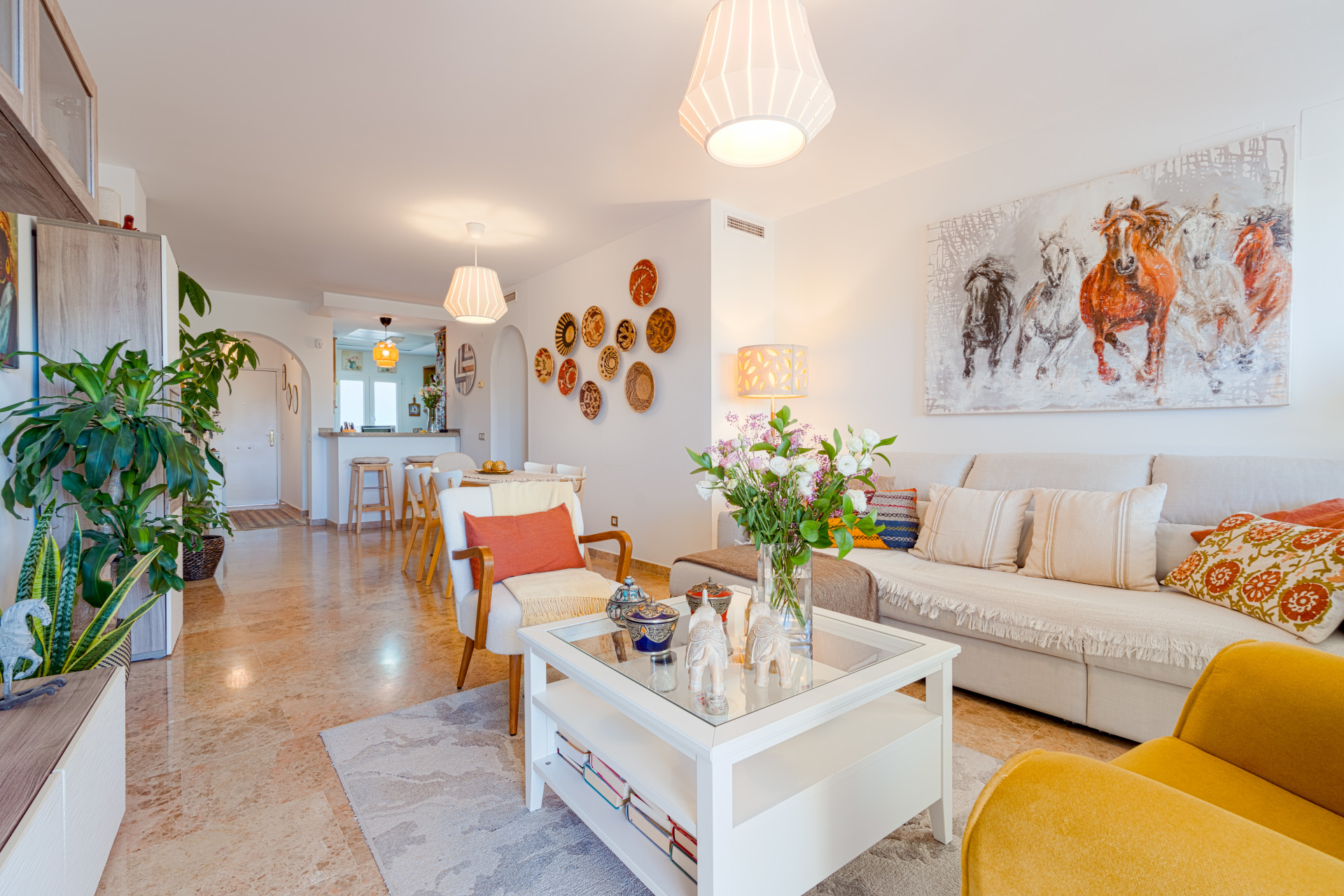Elegant 2-bedroom apartment in La Cala de Mijas with sea views. Bright living room with open kitchen and breakfast area, sunny terrace with open sea views, master bedroom with en-suite, second bathroom, built-in wardrobes.