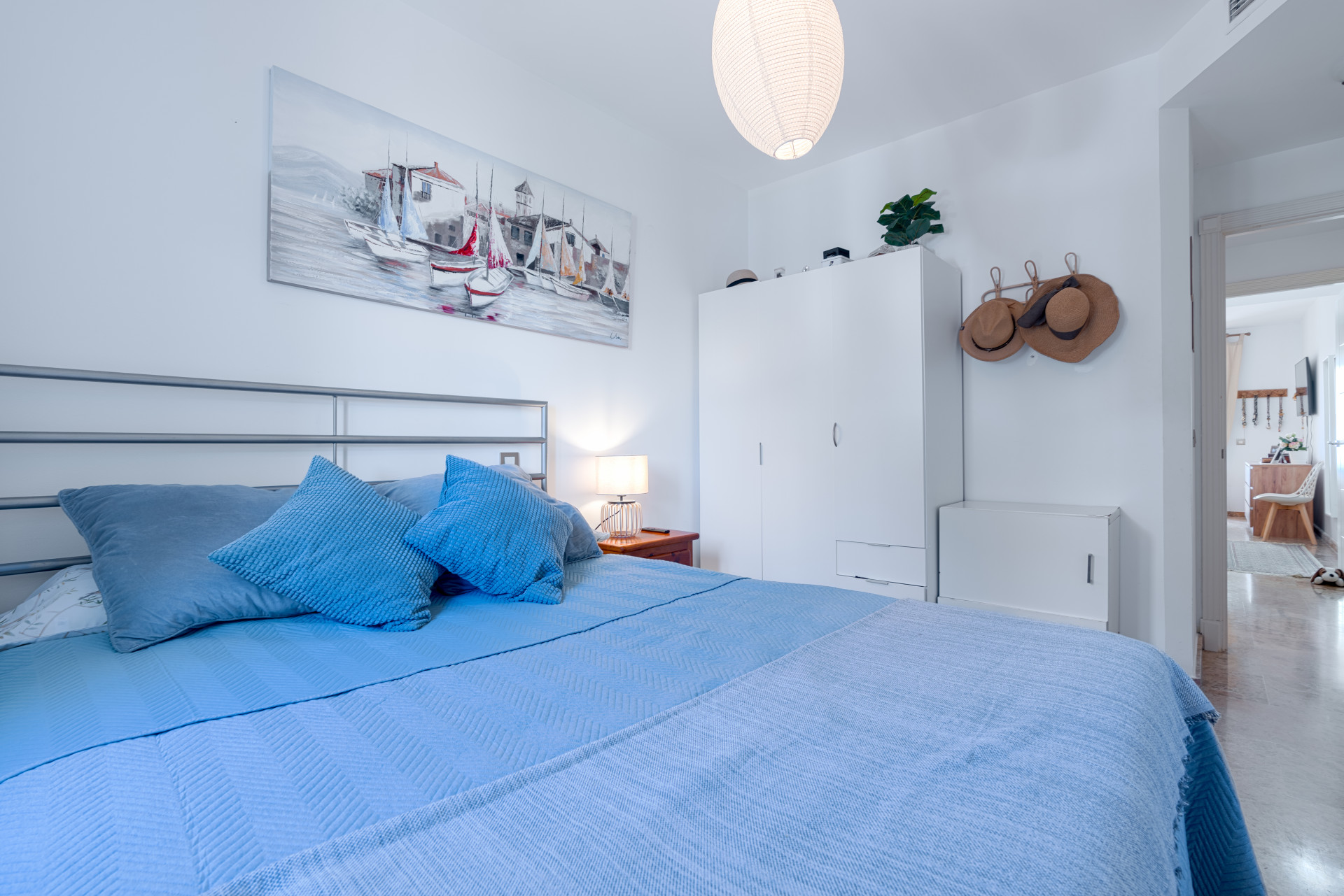 Elegant 2-bedroom apartment in La Cala de Mijas with sea views. Bright living room with open kitchen and breakfast area, sunny terrace with open sea views, master bedroom with en-suite, second bathroom, built-in wardrobes.