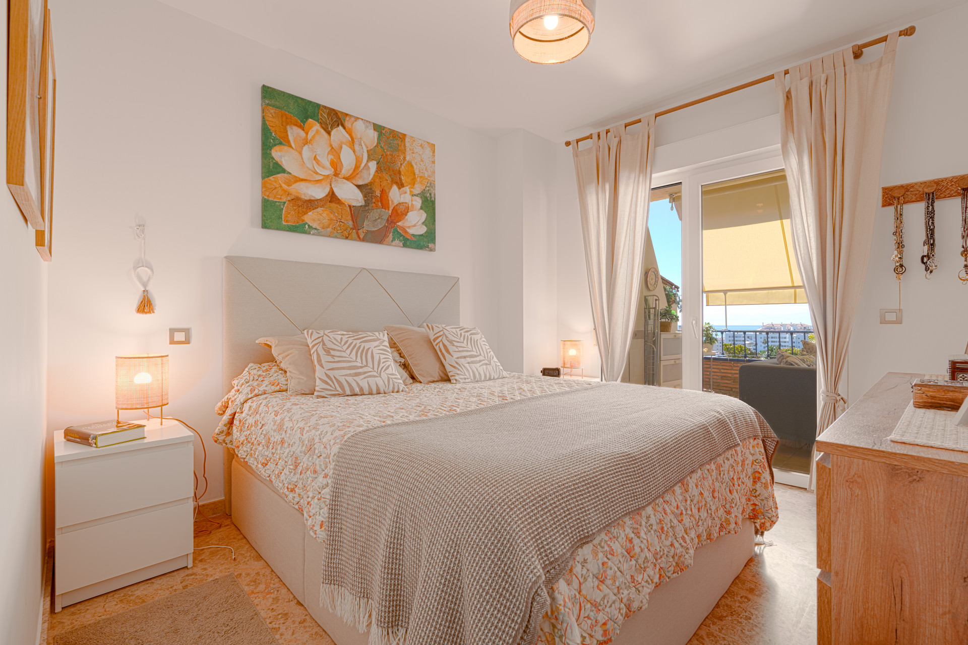 Elegant 2-bedroom apartment in La Cala de Mijas with sea views. Bright living room with open kitchen and breakfast area, sunny terrace with open sea views, master bedroom with en-suite, second bathroom, built-in wardrobes.