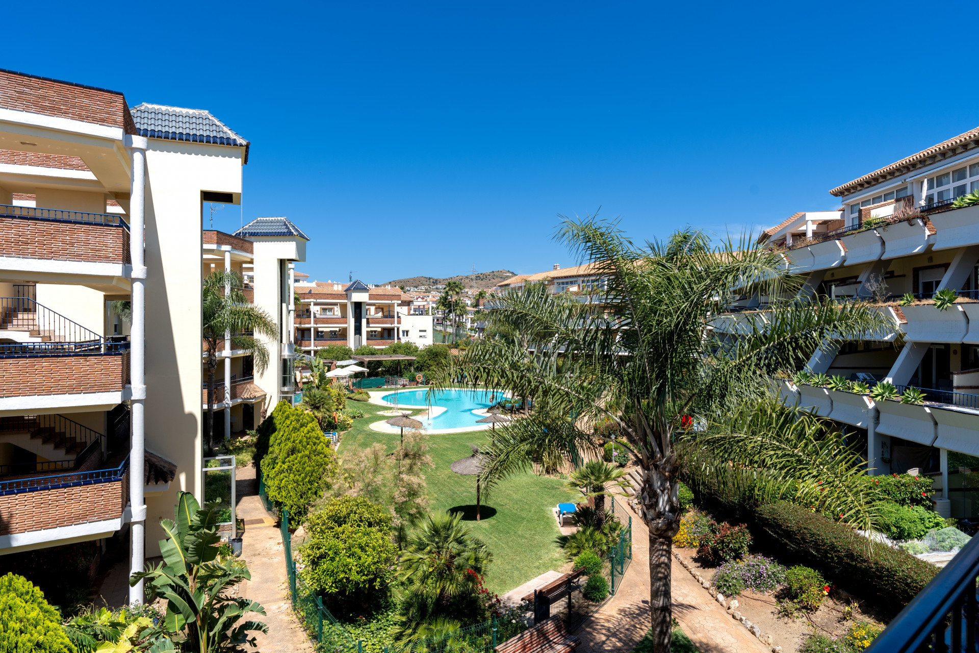 Elegant 2-bedroom apartment in La Cala de Mijas with sea views. Bright living room with open kitchen and breakfast area, sunny terrace with open sea views, master bedroom with en-suite, second bathroom, built-in wardrobes.