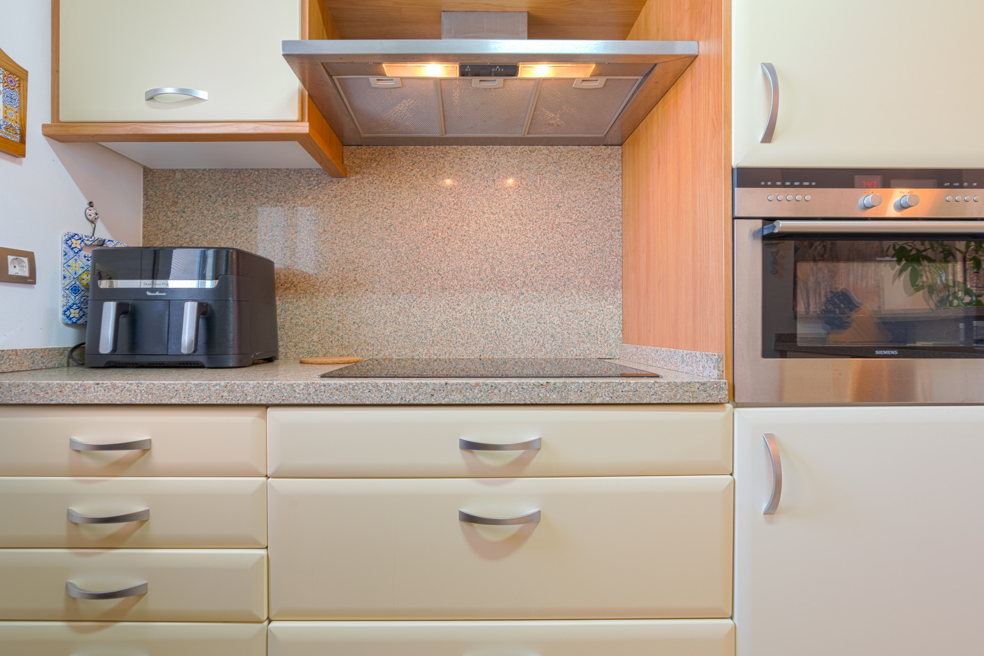 Elegant 2-bedroom apartment in La Cala de Mijas with sea views. Bright living room with open kitchen and breakfast area, sunny terrace with open sea views, master bedroom with en-suite, second bathroom, built-in wardrobes.