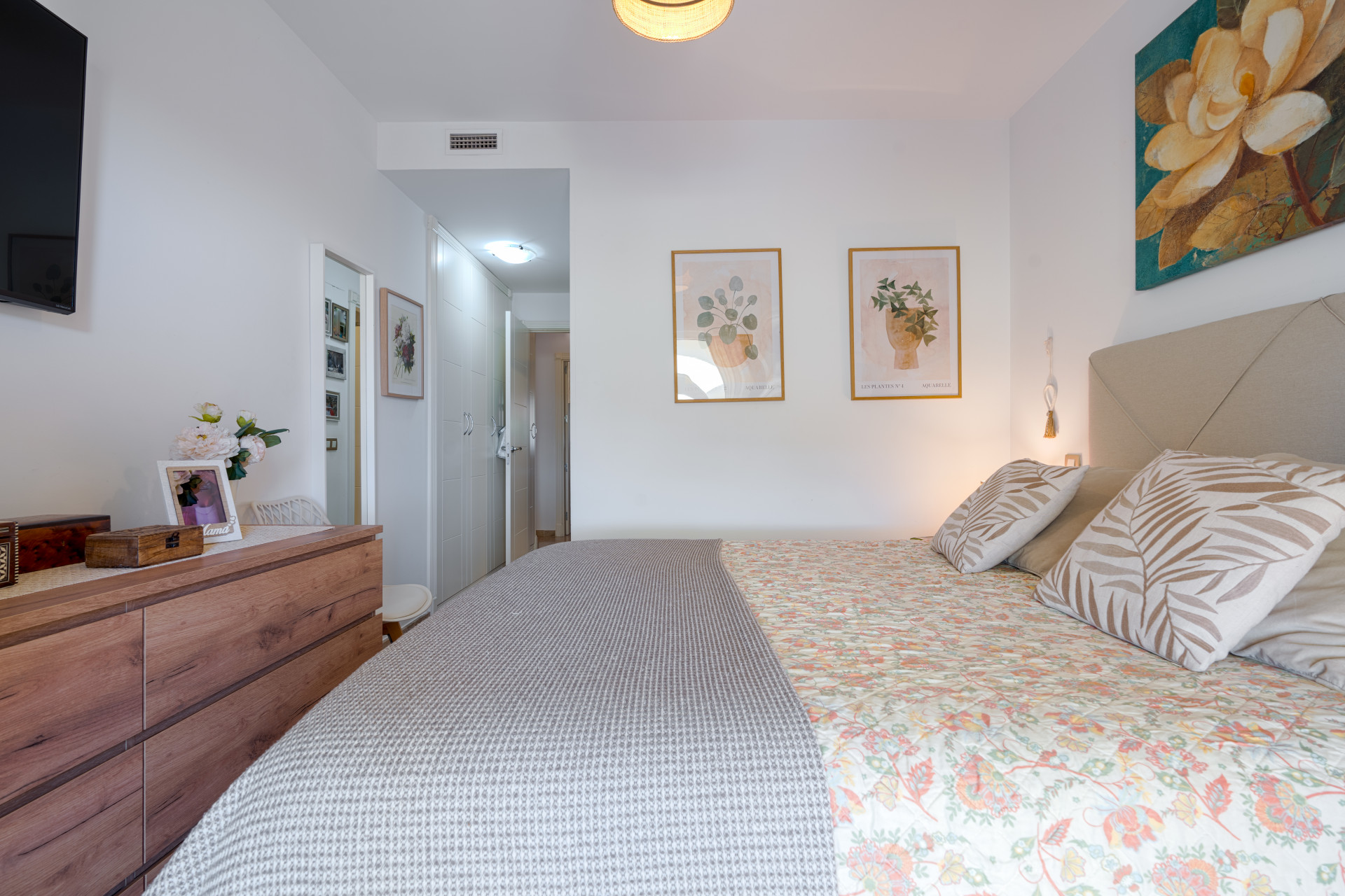 Elegant 2-bedroom apartment in La Cala de Mijas with sea views. Bright living room with open kitchen and breakfast area, sunny terrace with open sea views, master bedroom with en-suite, second bathroom, built-in wardrobes.