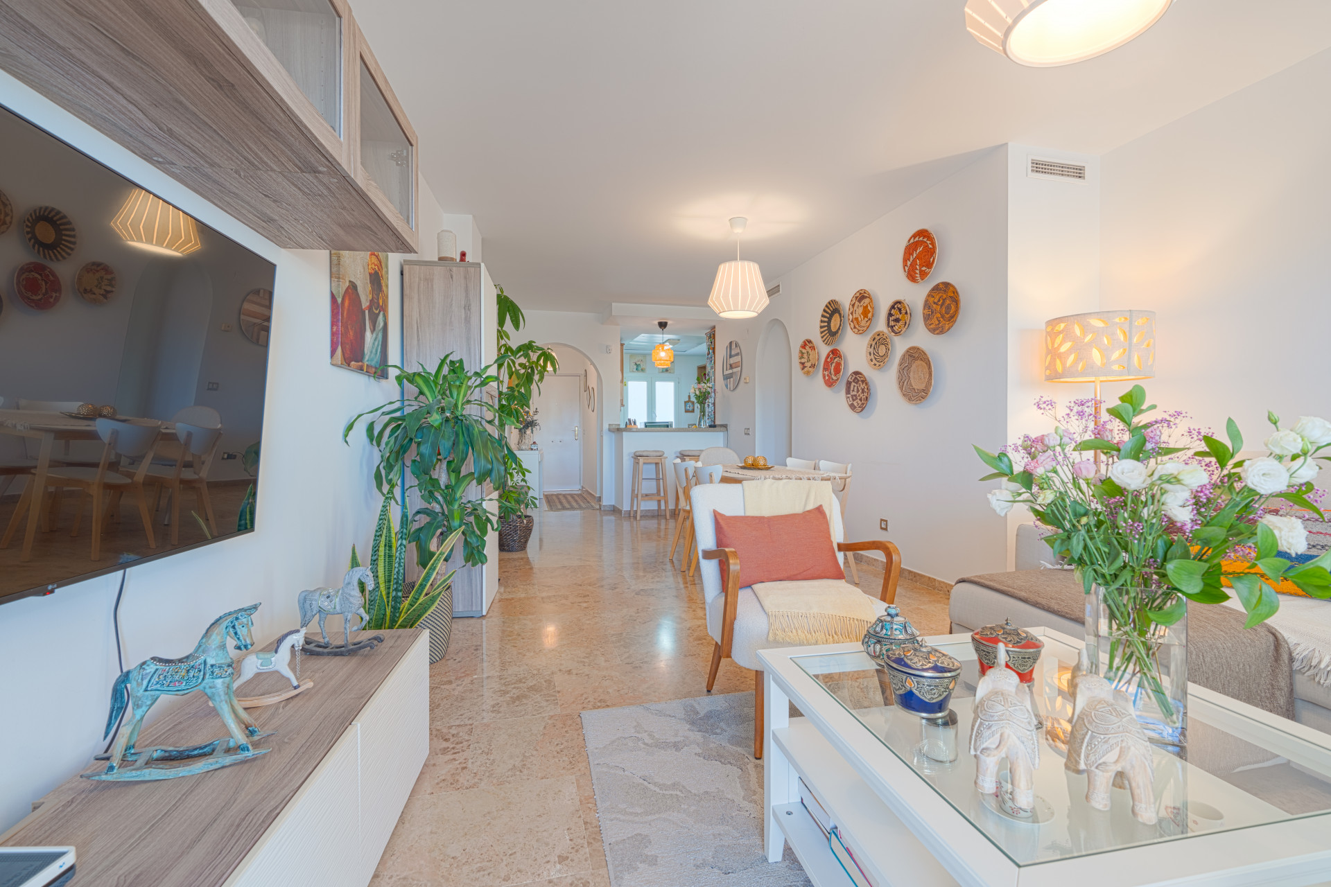 Elegant 2-bedroom apartment in La Cala de Mijas with sea views. Bright living room with open kitchen and breakfast area, sunny terrace with open sea views, master bedroom with en-suite, second bathroom, built-in wardrobes.