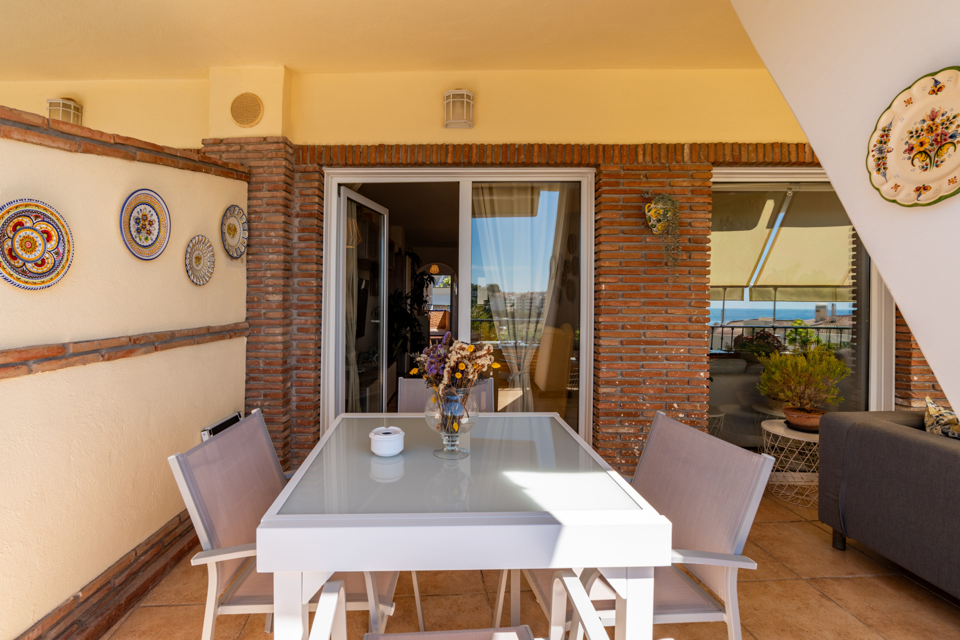 Elegant 2-bedroom apartment in La Cala de Mijas with sea views. Bright living room with open kitchen and breakfast area, sunny terrace with open sea views, master bedroom with en-suite, second bathroom, built-in wardrobes.