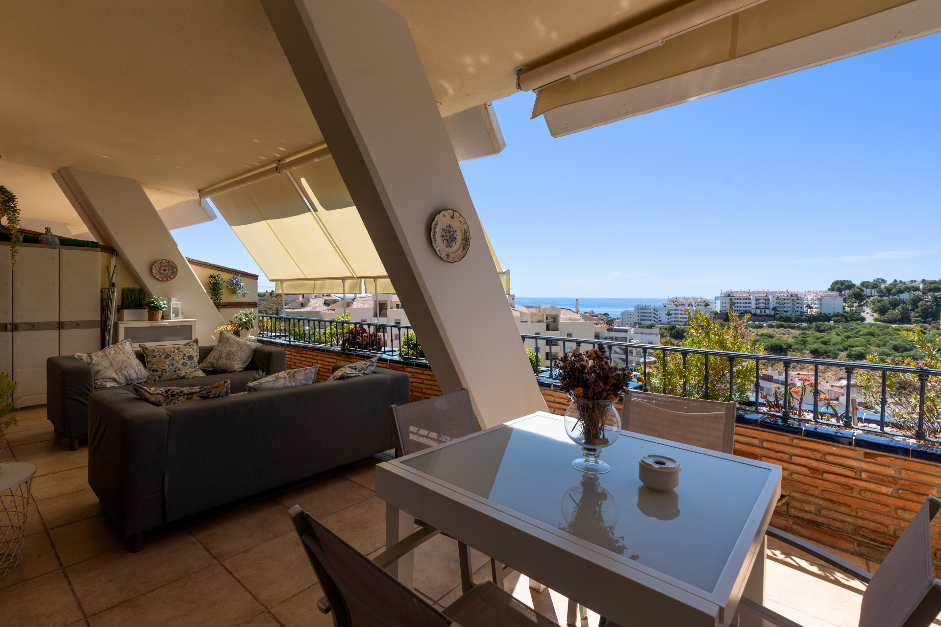 Elegant 2-bedroom apartment in La Cala de Mijas with sea views. Bright living room with open kitchen and breakfast area, sunny terrace with open sea views, master bedroom with en-suite, second bathroom, built-in wardrobes.