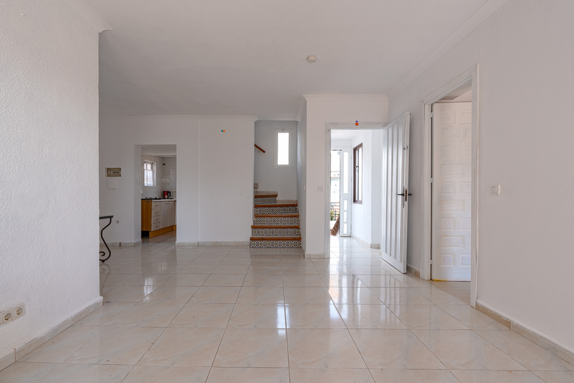 Townhouse in Calahonda, 400 m from the beach. Two-storey property with 4 bedrooms, 3 bathrooms, private garden, terraces, parking space and direct access to the communal pool.