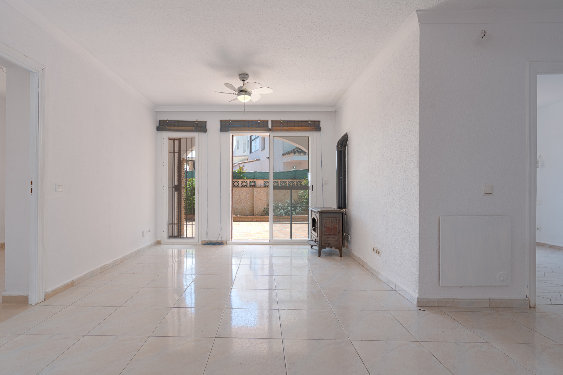 Townhouse in Calahonda, 400 m from the beach. Two-storey property with 4 bedrooms, 3 bathrooms, private garden, terraces, parking space and direct access to the communal pool.
