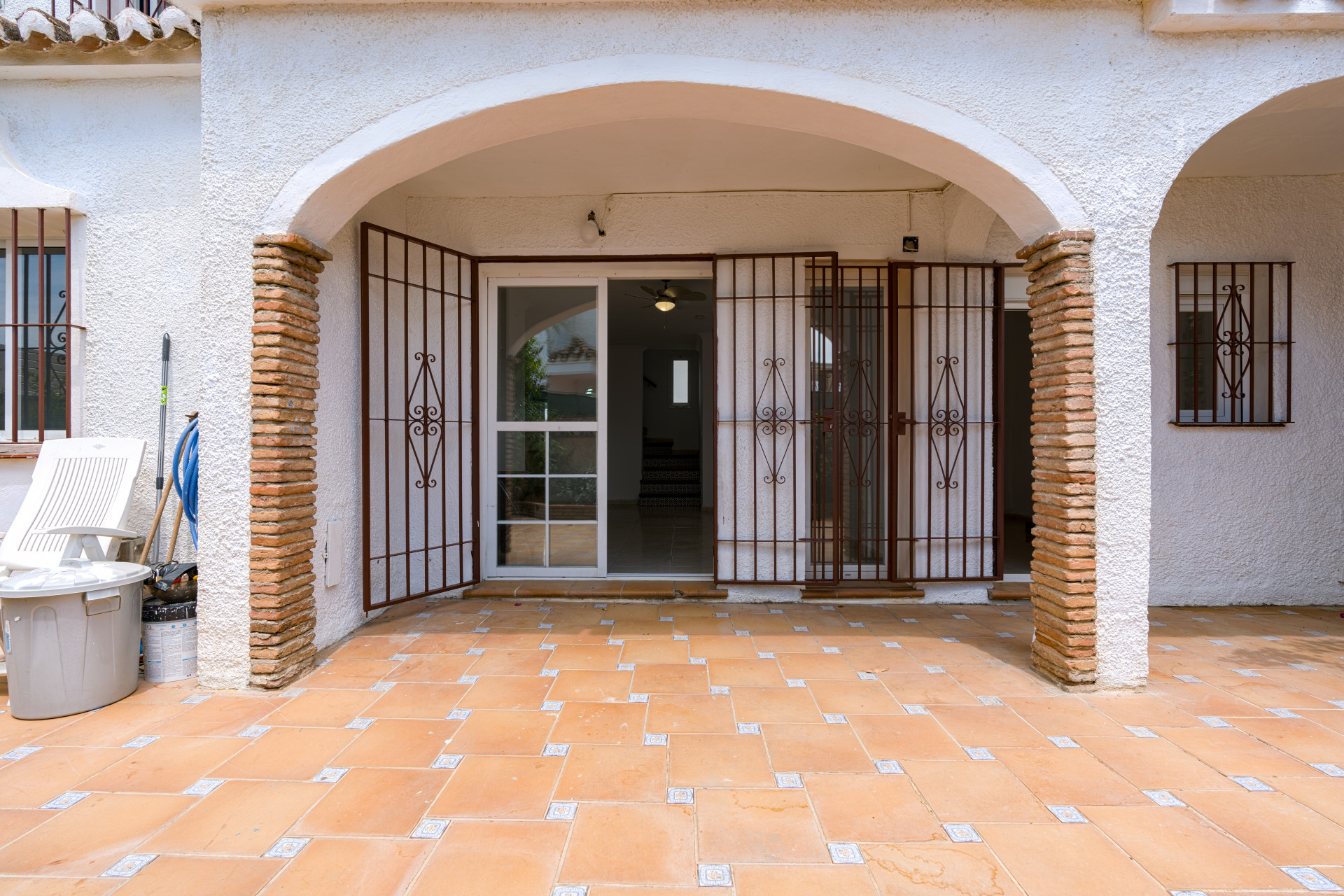 Townhouse in Calahonda, 400 m from the beach. Two-storey property with 4 bedrooms, 3 bathrooms, private garden, terraces, parking space and direct access to the communal pool.